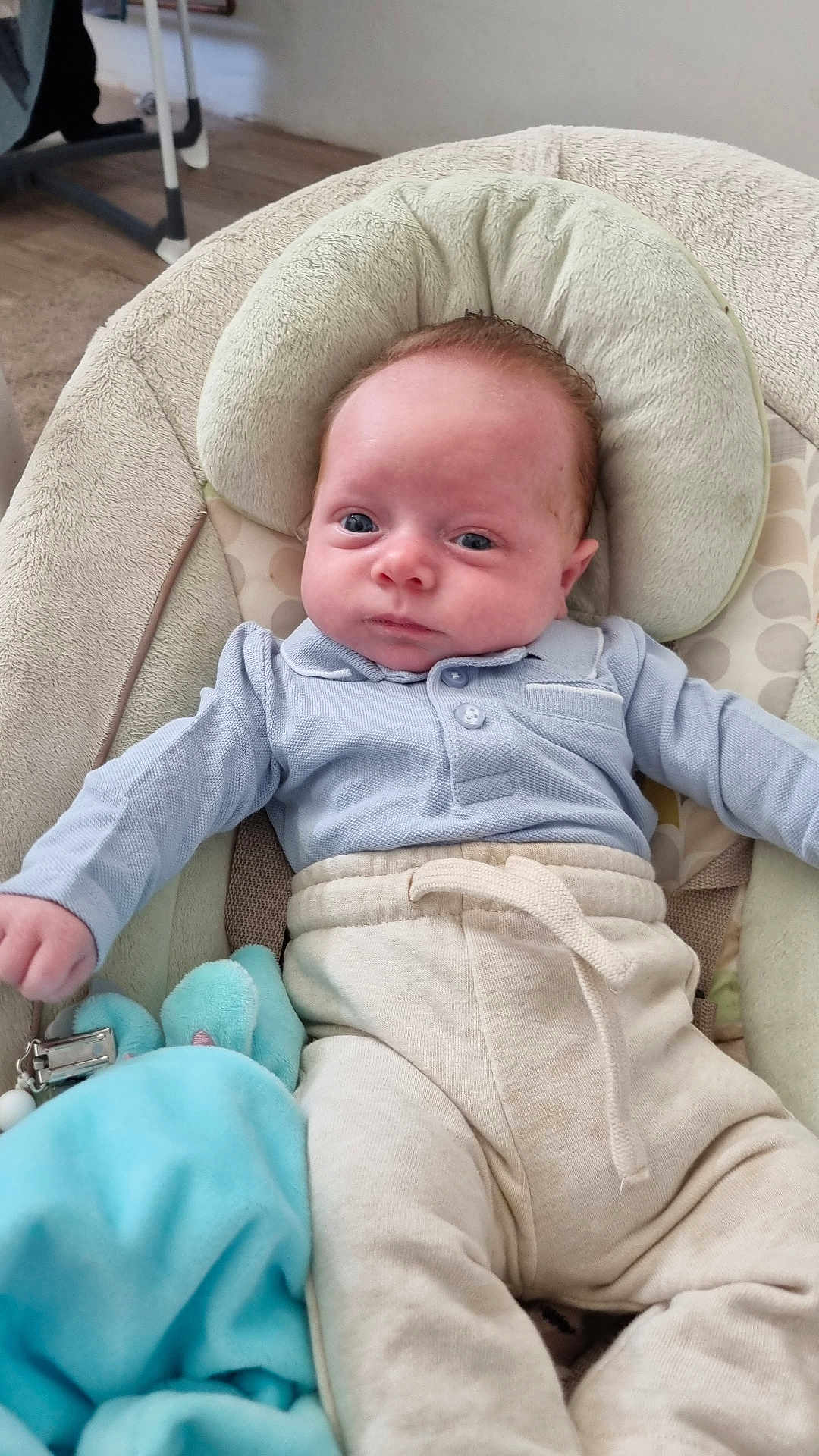 Layden a rejoint le concours — aidez-le/la à gagner de superbes lots ! baby, infant, child, cushion, plush_toy, blue_clothing, beige_pants, baby_chair, indoor, wooden_floor, calm_expression, seated, soft_toy, curious_look, young_child, portrait, comfort, home, person, cute