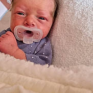 Layden a rejoint le concours — aidez-le/la à gagner de superbes lots ! newborn, baby, pacifier, blanket, sleepy, infant, soft_texture, cozy, closeup, face, person, skin, head, clothing, indoors, cute, small, resting, wrapped, child