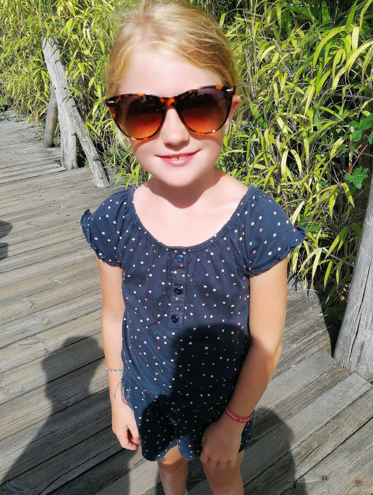 Maély participe au concours pour gagner de l'argent avec cette photo : black, clothing, eyewear, face, glasses, goggles, green, hair, hairstyle, head, joy, lip, neck, person, photograph, plant, sleeve, smile, street_fashion, sunglasses