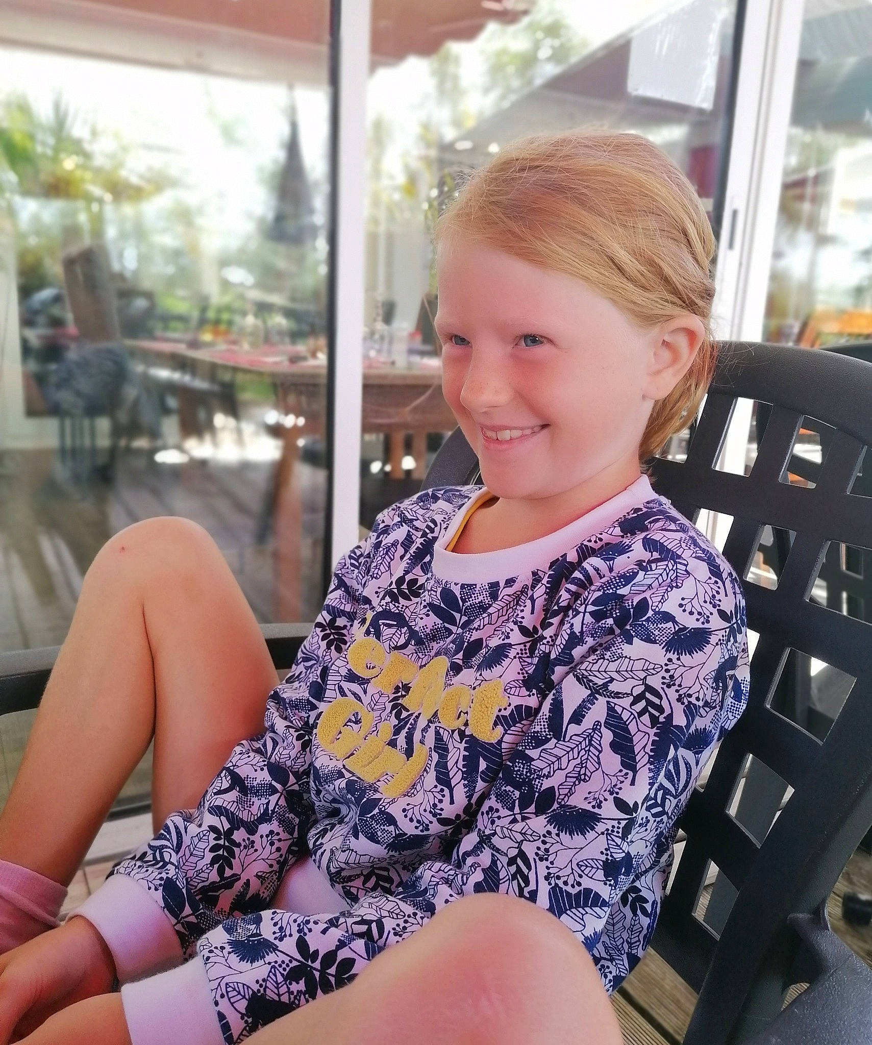 Maély participe au concours pour gagner de l'argent avec cette photo : beauty, blond, chair, dress, fashion, fun, hairstyle, happy, human_leg, joint, joy, knee, lap, leisure, long_hair, neck, person, shoulder, sitting, skin