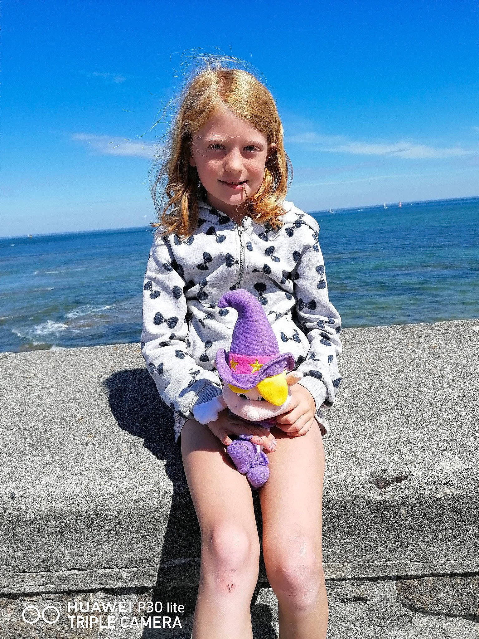 Maély participe au concours pour gagner de l'argent avec cette photo : blond, blue, cloud, electric_blue, face, flash_photography, fun, happy, head, joy, knee, landscape, leg, leisure, people_in_nature, person, sky, smile, thigh, travel