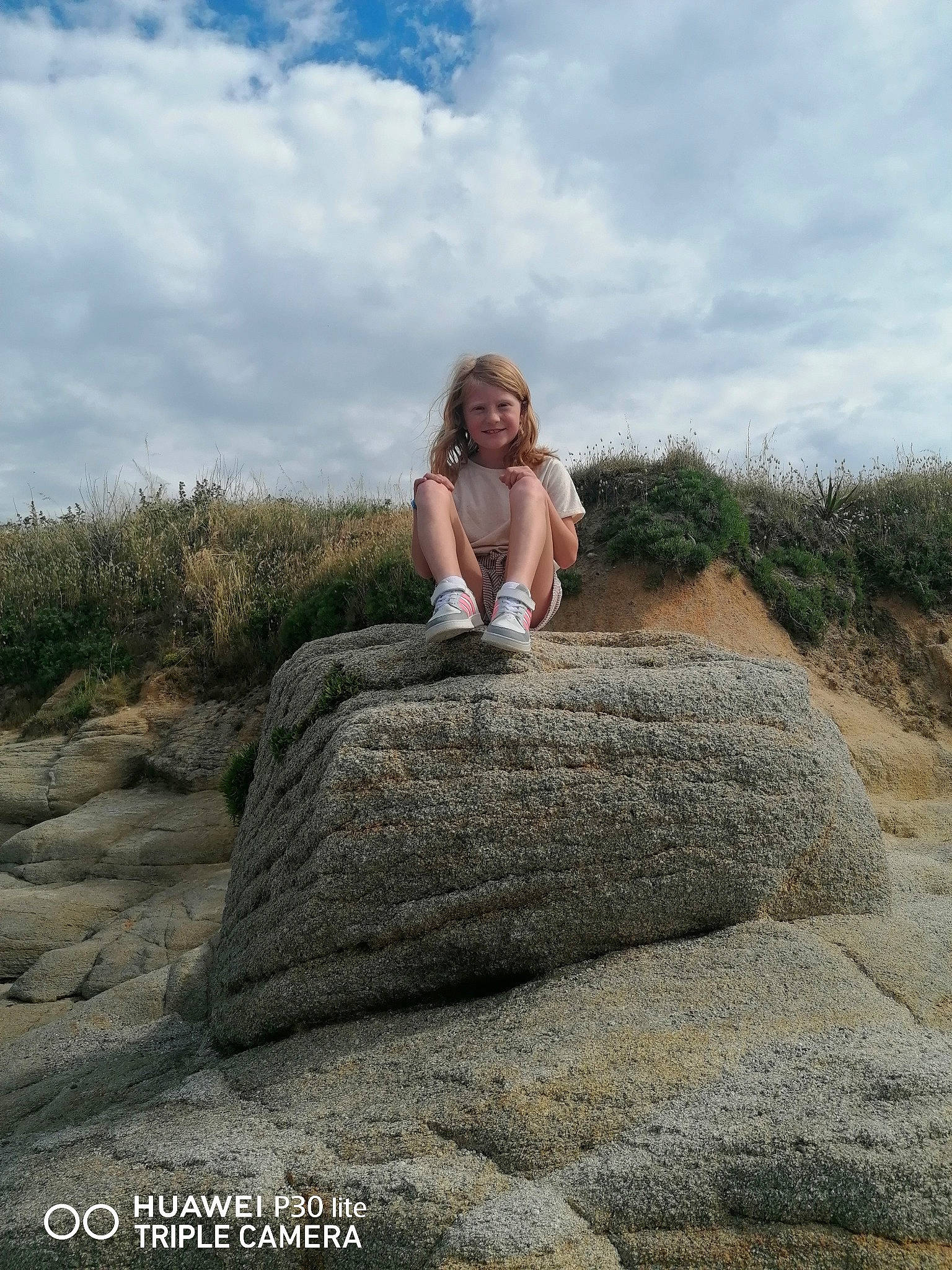 Maély participe au concours pour gagner de l'argent avec cette photo : bedrock, cloud, fawn, flash_photography, formation, grass, grass_family, horizon, human_leg, joy, landscape, leg, leisure, outcrop, person, plant, recreation, sand, sky, sunglasses
