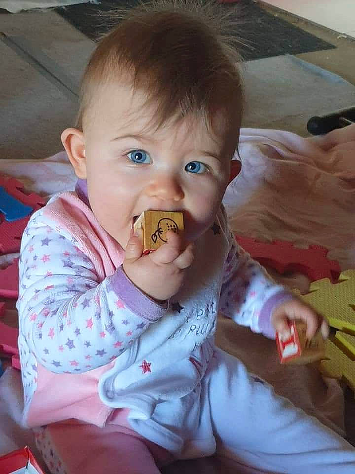 Lexa a rejoint le concours — aidez-le/la à gagner de superbes lots ! baby, baby_toddler_clothing, biting, cheek, chin, facial_expression, finger, food, food_craving, fruit, fun, gesture, happy, iris, lip, mouth, nose, person, skin, thumb