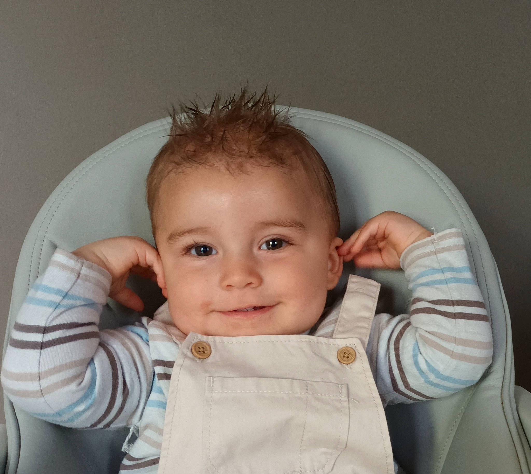 Noa participe au concours pour gagner de l'argent avec cette photo : baby, baby_products, baby_toddler_clothing, cheek, child, collar, comfort, ear, eyelash, finger, gesture, happy, jaw, joy, lip, nose, person, skin, sleeve, smile
