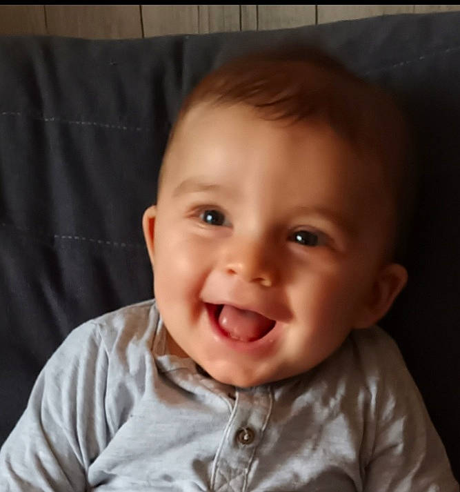 Noa participe au concours pour gagner de l'argent avec cette photo : baby, baby_toddler_clothing, cheek, chin, ear, eyebrow, face, forehead, human_body, iris, jaw, joy, lip, mouth, neck, nose, person, skin, sleeve, smile