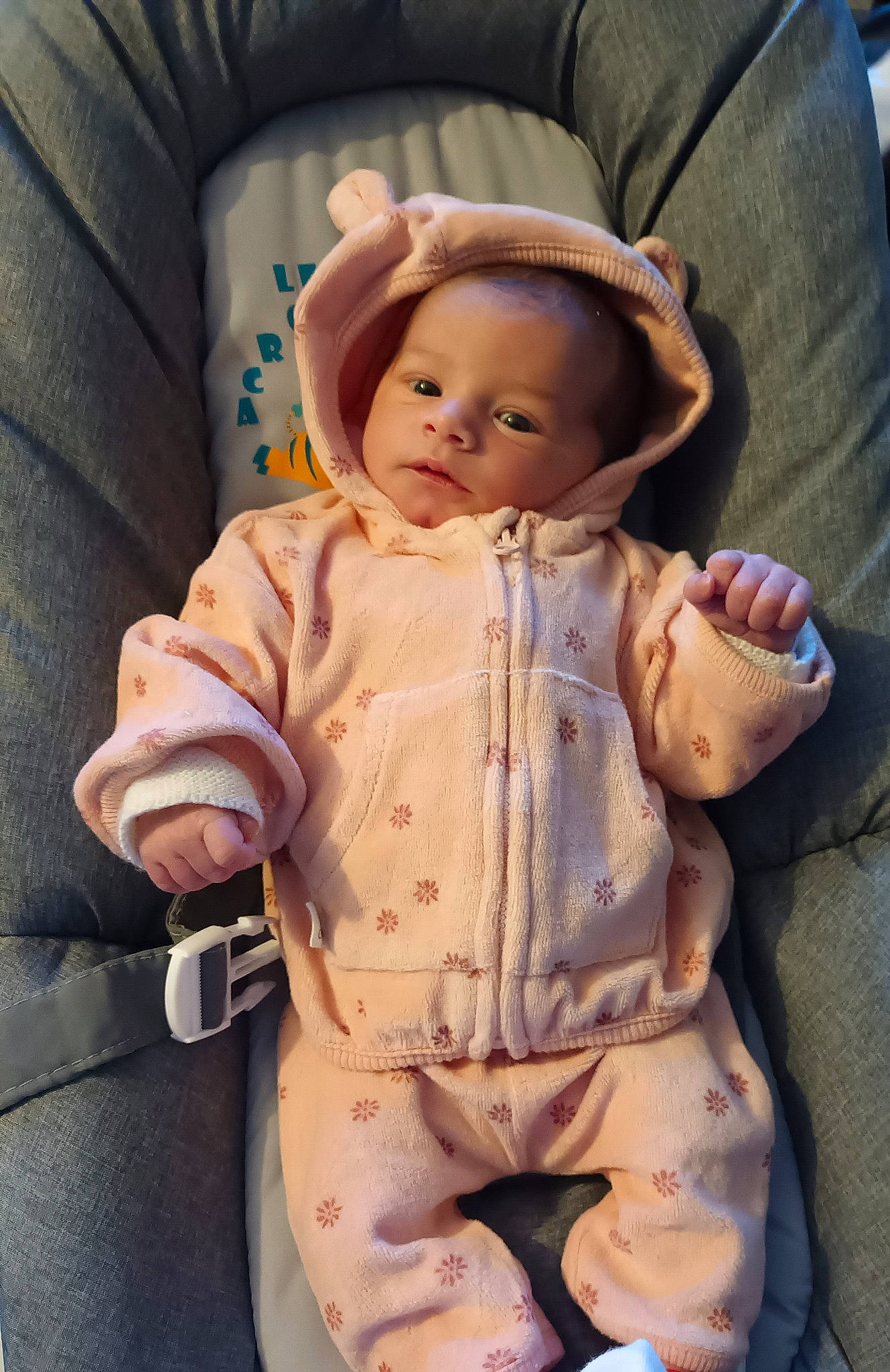 Louna a rejoint le concours — aidez-le/la à gagner de superbes lots ! baby, baby_products, baby_toddler_clothing, cheek, chest, chin, comfort, eye, finger, head, lip, mouth, nose, outerwear, person, skin, sleeve, textile, toddler, toy