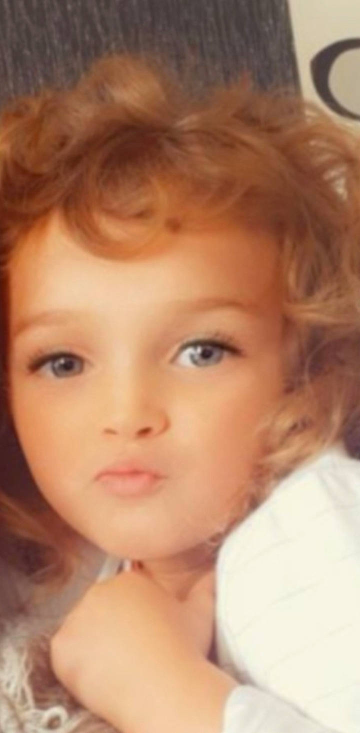 Maelia a rejoint le concours — aidez-le/la à gagner de superbes lots ! cheek, chin, ear, eyelash, forehead, happy, human_body, iris, jaw, layered_hair, lip, long_hair, mouth, neck, nose, person, shoulder, step_cutting, surfer_hair, toddler