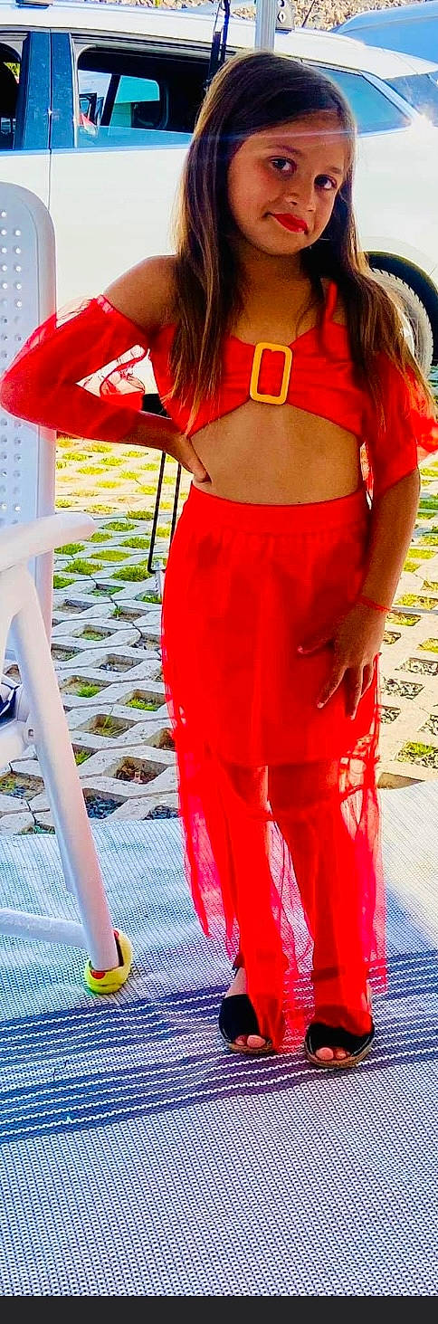 Genesy participe au concours pour gagner de l'argent avec cette photo : abdomen, belt, electric_blue, eyewear, fashion_design, formal_wear, human_leg, knee, long_hair, magenta, person, pink, red, satin, sleeve, sportswear, textile, thigh, trunk, waist