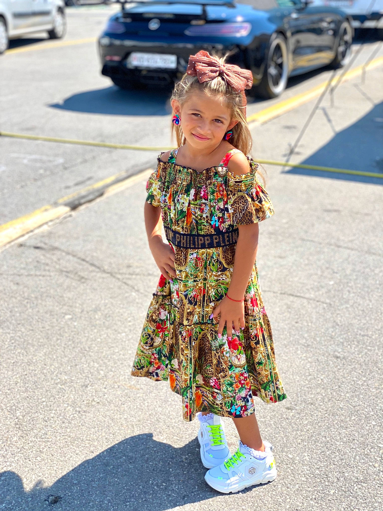 Genesy a rejoint le concours — aidez-le/la à gagner de superbes lots ! asphalt, car, day_dress, dress, electric_blue, eyewear, happy, human_leg, infrastructure, joy, person, photograph, recreation, road, road_surface, shoulder, sidewalk, snapshot, tire, toddler