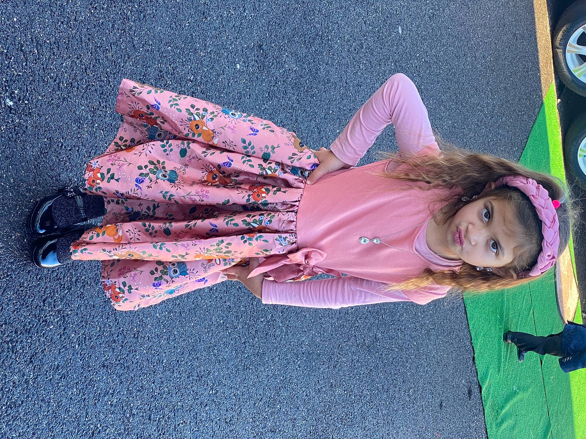 Genesy participe au concours pour gagner de l'argent avec cette photo : asphalt, beauty, child, flooring, foot, fun, grass, headwear, human_leg, leisure, magenta, person, pink, purple, road_surface, sidewalk, thigh, tire, toddler, tree