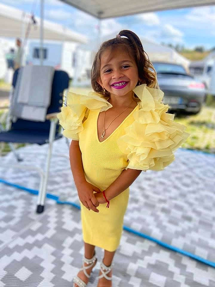 Genesy a rejoint le concours — aidez-le/la à gagner de superbes lots ! abdomen, dress, electric_blue, eye, face, fashion_design, flooring, formal_wear, happy, human_leg, joy, knee, leisure, long_hair, person, sandal, sky, smile, summer, thigh