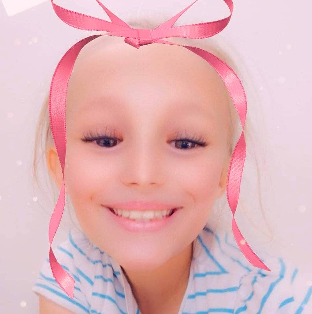 Chloé participe au concours pour gagner de l'argent avec cette photo : chin, ear, eye, eyebrow, eyelash, face, facial_expression, happy, head, headband, headwear, human_body, iris, jaw, joy, lip, nose, person, petal, pink