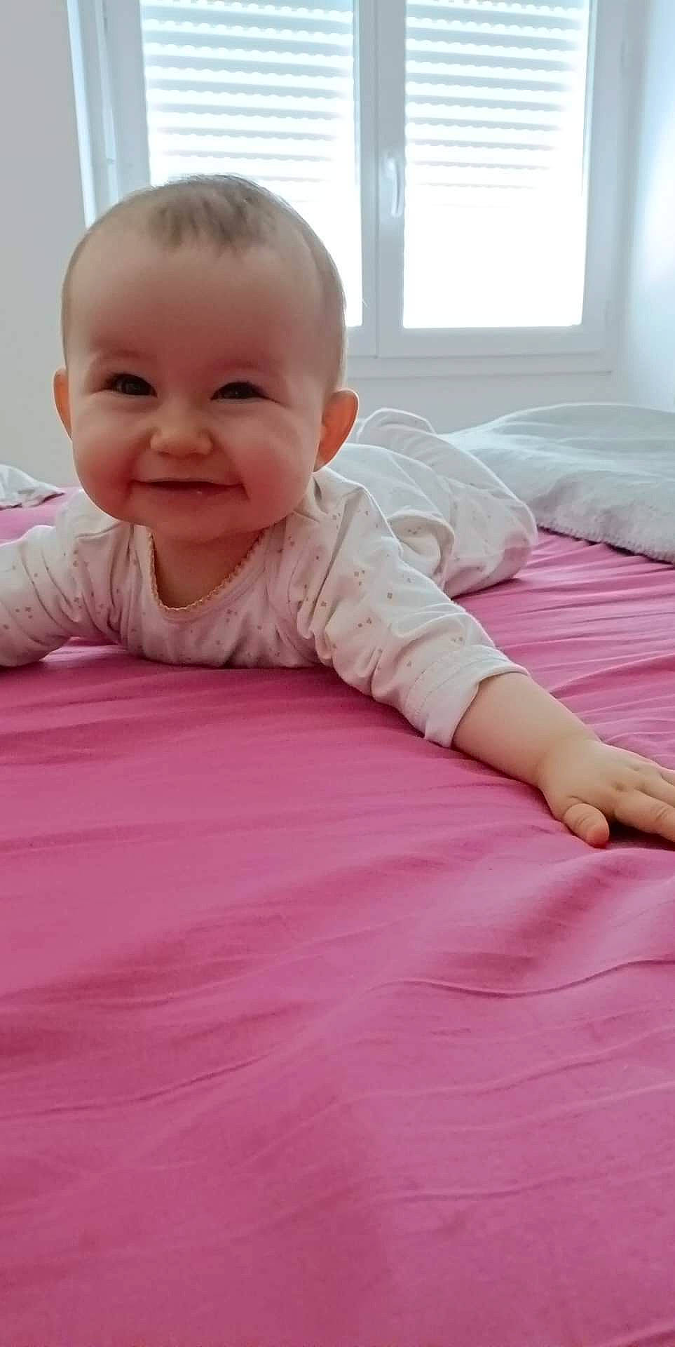 Sarah a rejoint le concours — aidez-le/la à gagner de superbes lots ! arm, baby_toddler_clothing, cheek, chin, comfort, crawling, eyebrow, finger, floor, flooring, happy, human_body, joy, lip, mouth, neck, person, pink, skin, sleeve