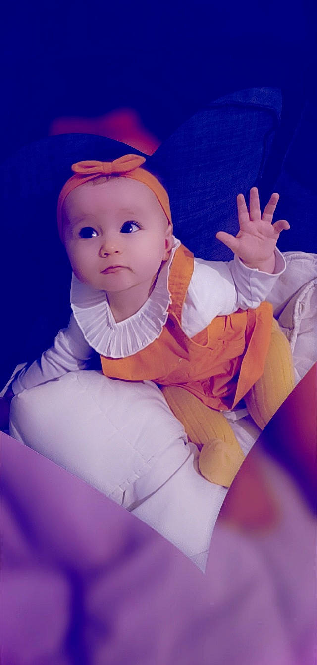 Sarah a rejoint le concours — aidez-le/la à gagner de superbes lots ! baby, baby_toddler_clothing, cap, cheek, comfort, electric_blue, eye, finger, gesture, happy, hat, magenta, person, pink, purple, skin, sleeve, thigh, thumb, toddler