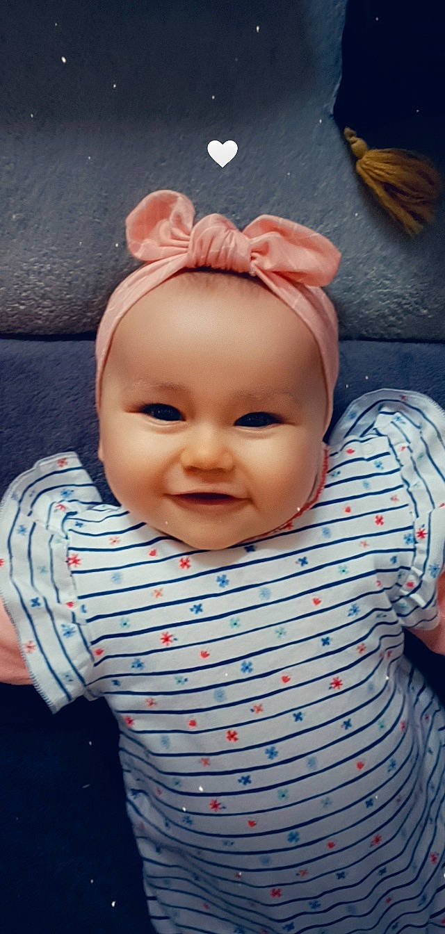 Sarah a rejoint le concours — aidez-le/la à gagner de superbes lots ! baby, baby_toddler_clothing, cheek, ear, eyebrow, eyelash, finger, gesture, happy, head, iris, joy, lip, mouth, nose, organ, person, pink, skin, sleeve