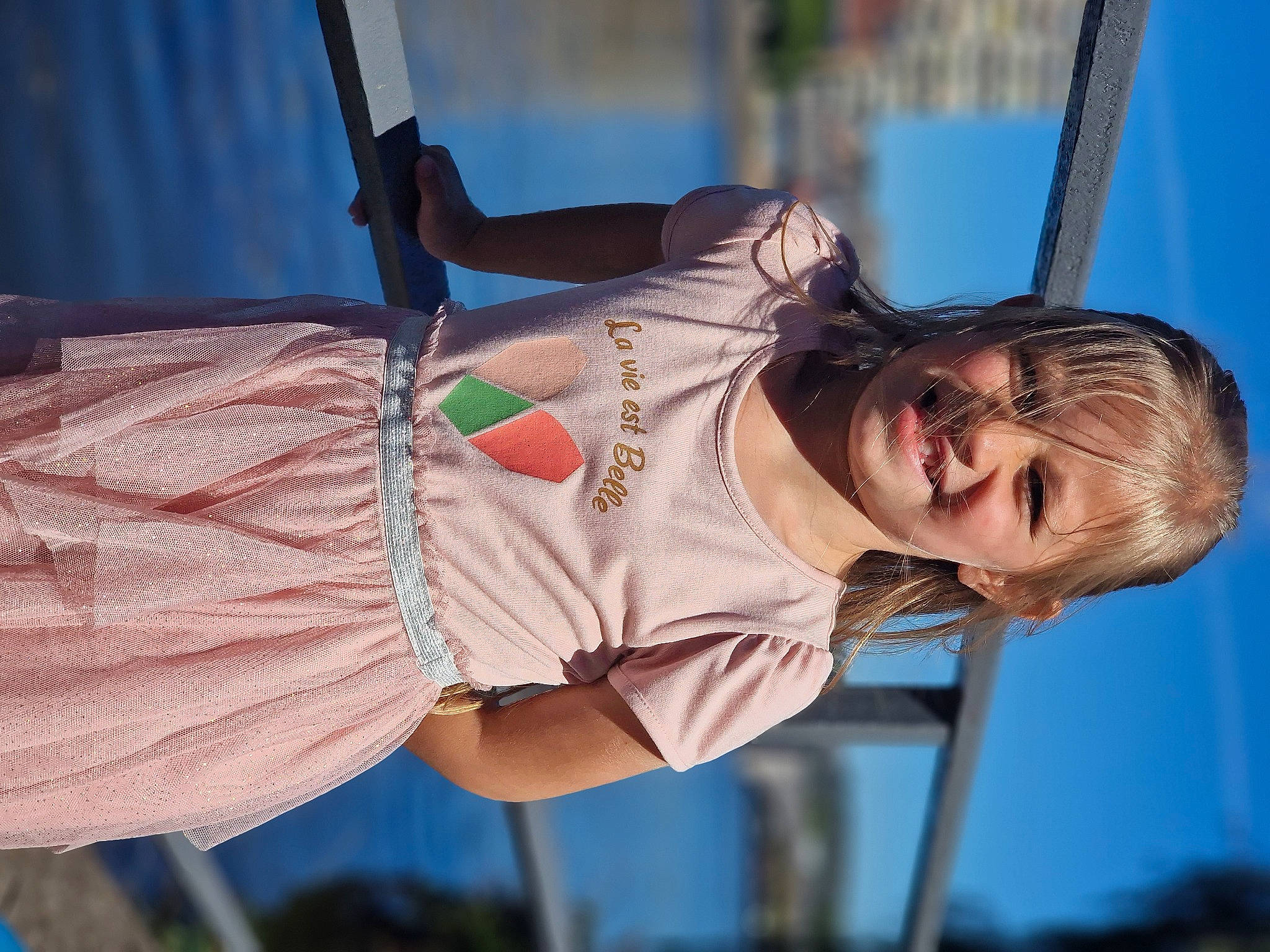 Maelina participe au concours pour gagner de l'argent avec cette photo : elbow, entertainment, event, fun, happy, joy, leisure, music, performance, performance_art, performing_arts, person, public_event, recreation, sky, smile, thigh, tree, vacation