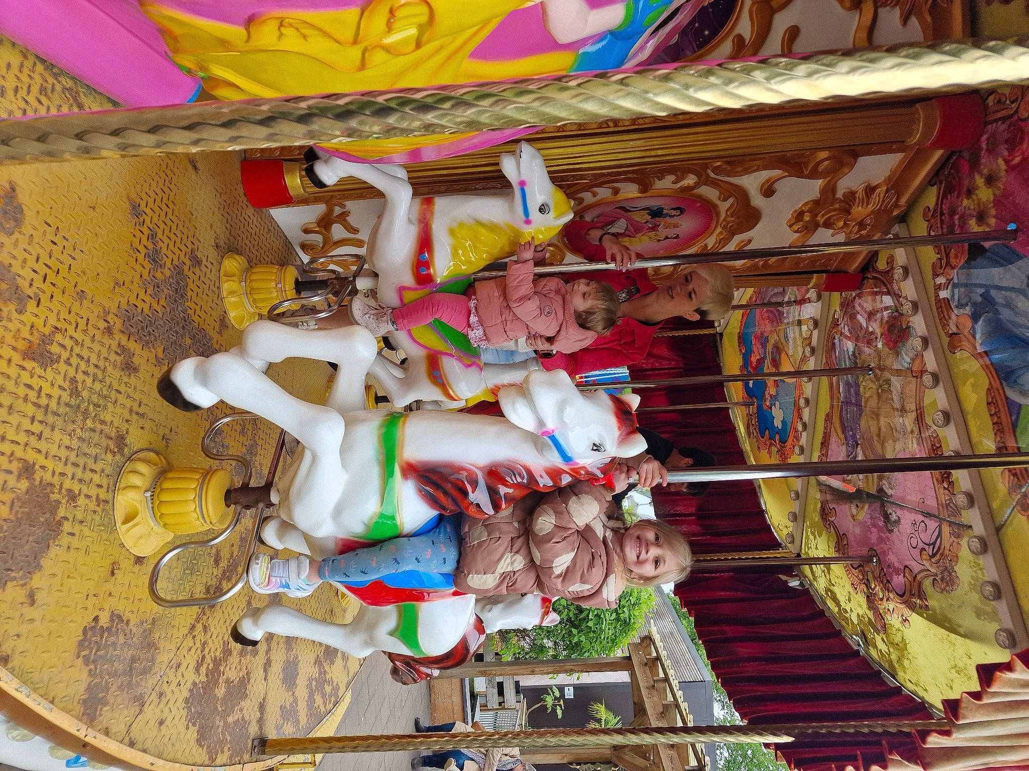 Maelina a rejoint le concours — aidez-le/la à gagner de superbes lots ! art, ceiling, event, facade, joy, leisure, market, person, place_of_worship, retail, room, sculpture, temple, visual_arts, wood