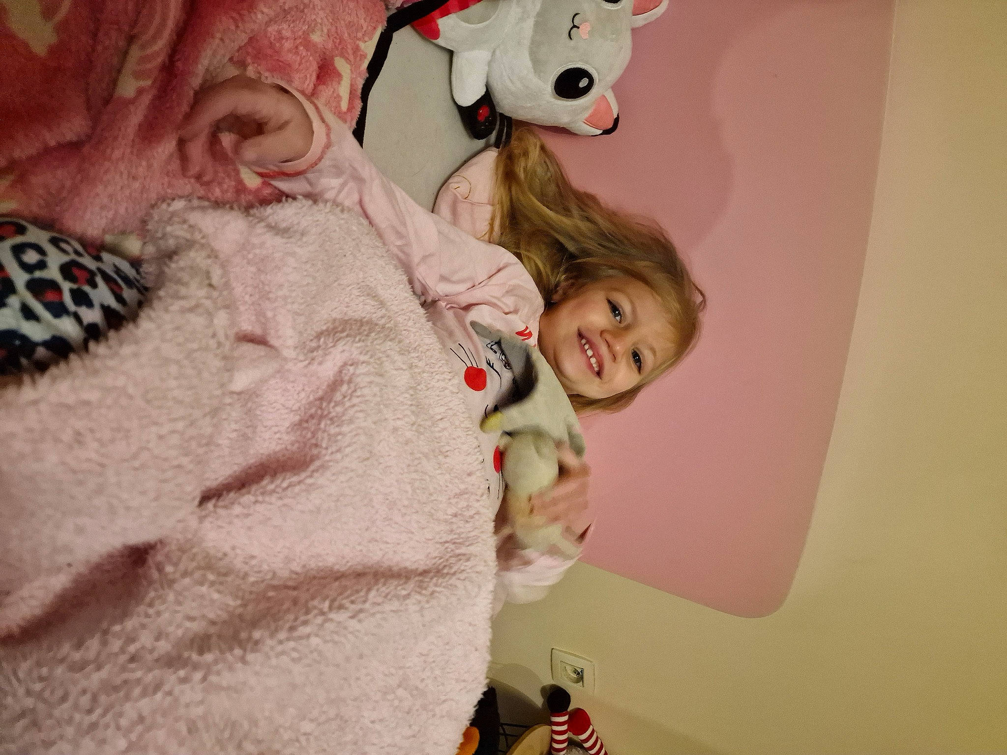 Maelina participe au concours pour gagner de l'argent avec cette photo : baby, baby_toddler_clothing, child, doll, fawn, fur, happy, head, joy, linens, magenta, pattern, person, pink, plush, room, selfie, sleeve, smile, stuffed_toy