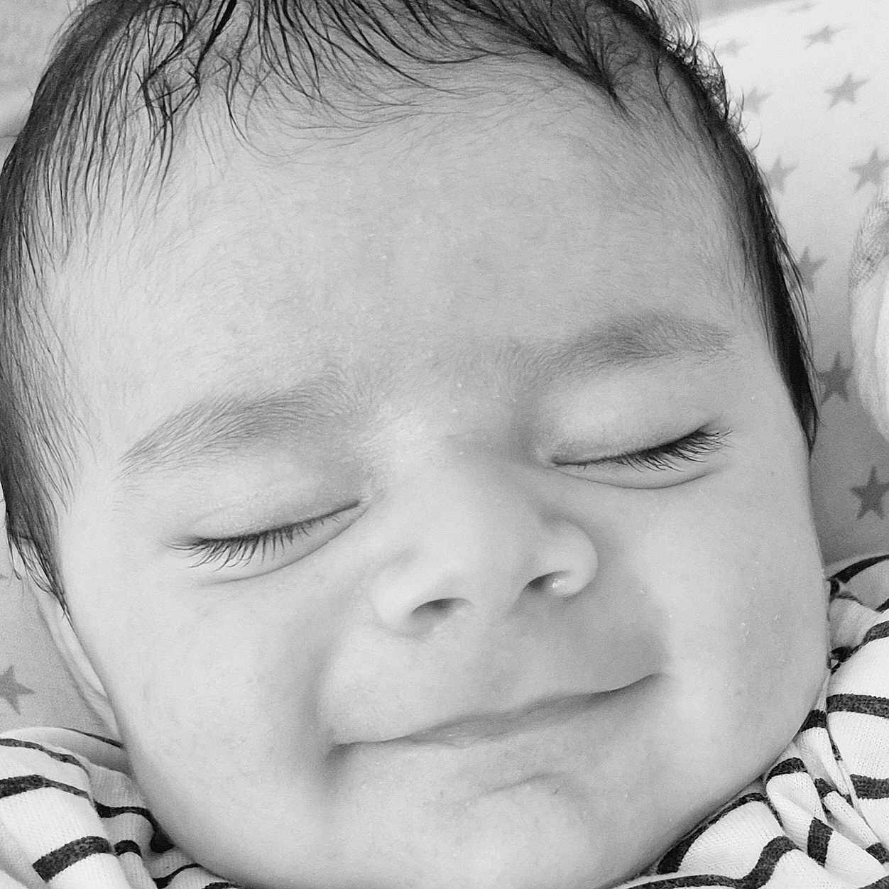 Isaac a rejoint le concours — aidez-le/la à gagner de superbes lots ! baby, black_and_white, blanket, child, close_up, cute, eyelashes, face, head, infant, pattern, peaceful, person, portrait, resting, sleeping, smiling, soft_light, striped_clothing, young