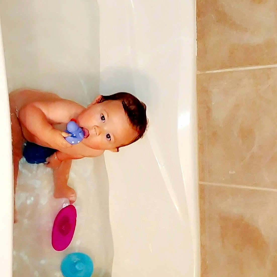 Graysyn is registered to the contest to win money with this photo: bathing, bathtub, child, plumbing_fixture, room, tile