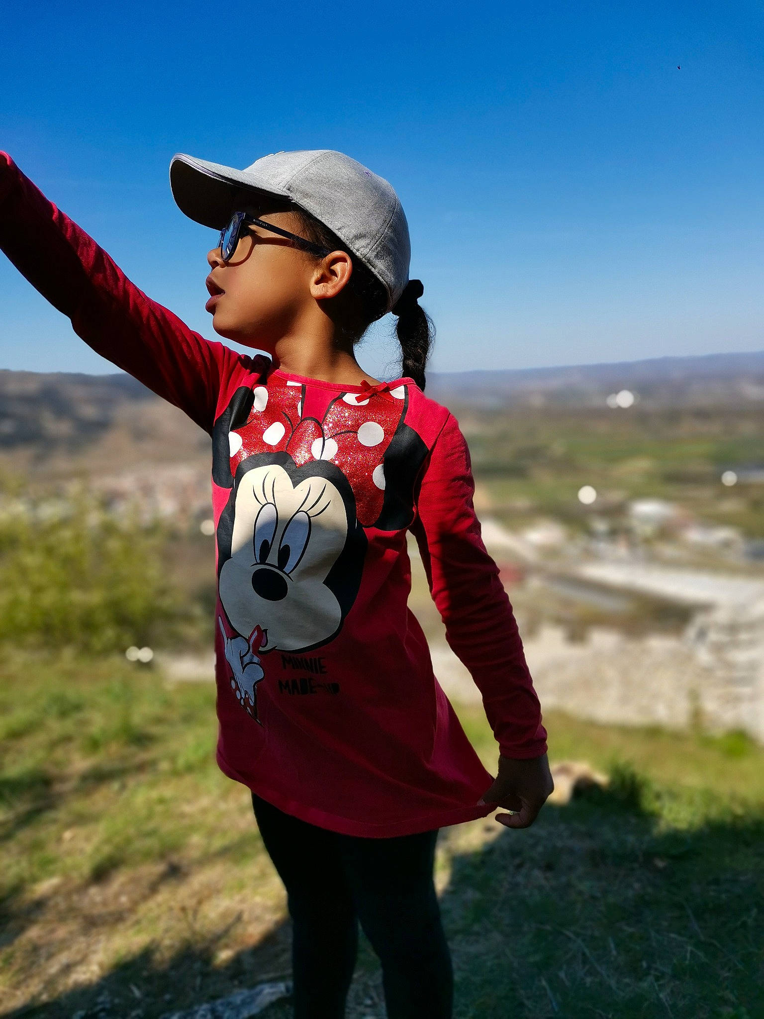Maïssane participe au concours pour gagner de l'argent avec cette photo : baseball_cap, cap, eyewear, flash_photography, fun, gesture, grass, grassland, happy, jeans, landscape, leisure, people_in_nature, person, personal_protective_equipment, plant, sky, sleeve, sunglasses, t_shirt