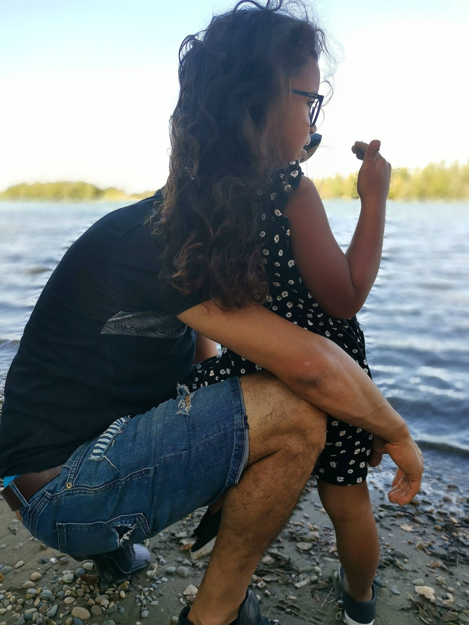 Maïssane participe au concours pour gagner de l'argent avec cette photo : beach, black_hair, body_of_water, clothing, cool, eyewear, flash_photography, fun, gesture, happy, knee, lake, leg, people_in_nature, person, shoulder, sky, sunlight, thigh, travel