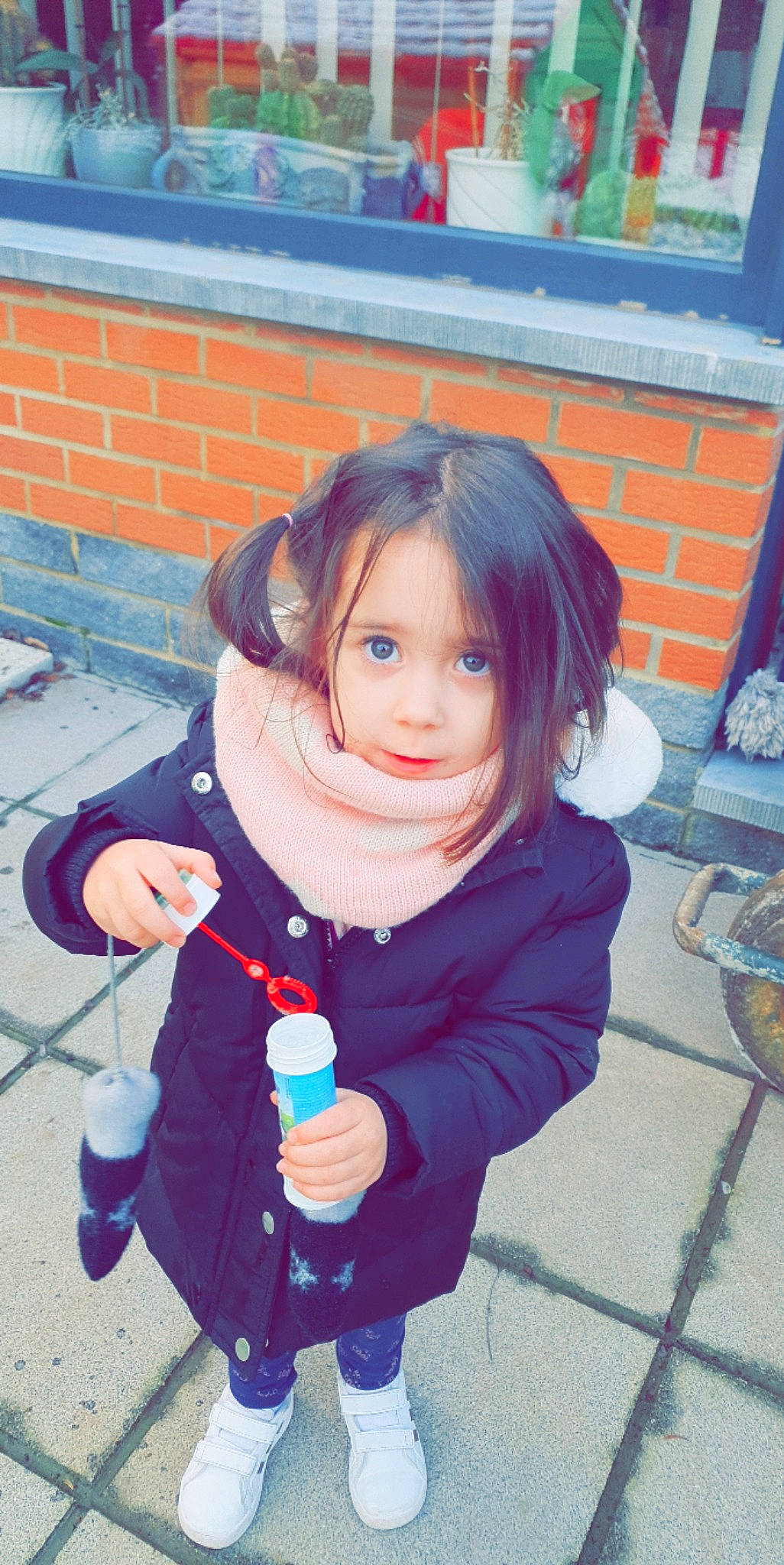 Emy a rejoint le concours — aidez-le/la à gagner de superbes lots ! bangs, blue, brickwork, child, drinkware, electric_blue, eye, fun, gesture, happy, leisure, lip, nail, person, plastic_bottle, recreation, thumb, toddler, water, water_bottle