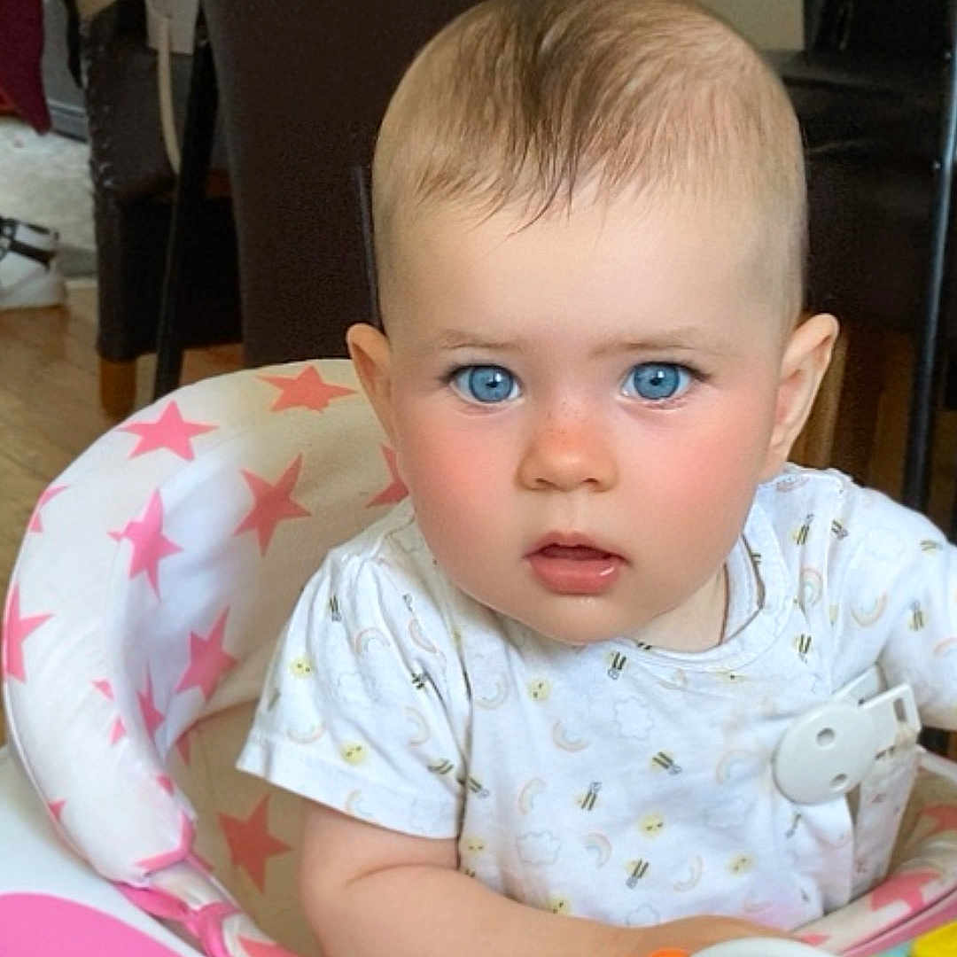 Céleste a rejoint le concours — aidez-le/la à gagner de superbes lots ! architecture, baby, building, chair, clothing, diningroom, diningtable, face, footwear, furniture, head, indoors, person, photography, portrait, room, shoe, sitting, t_shirt, table
