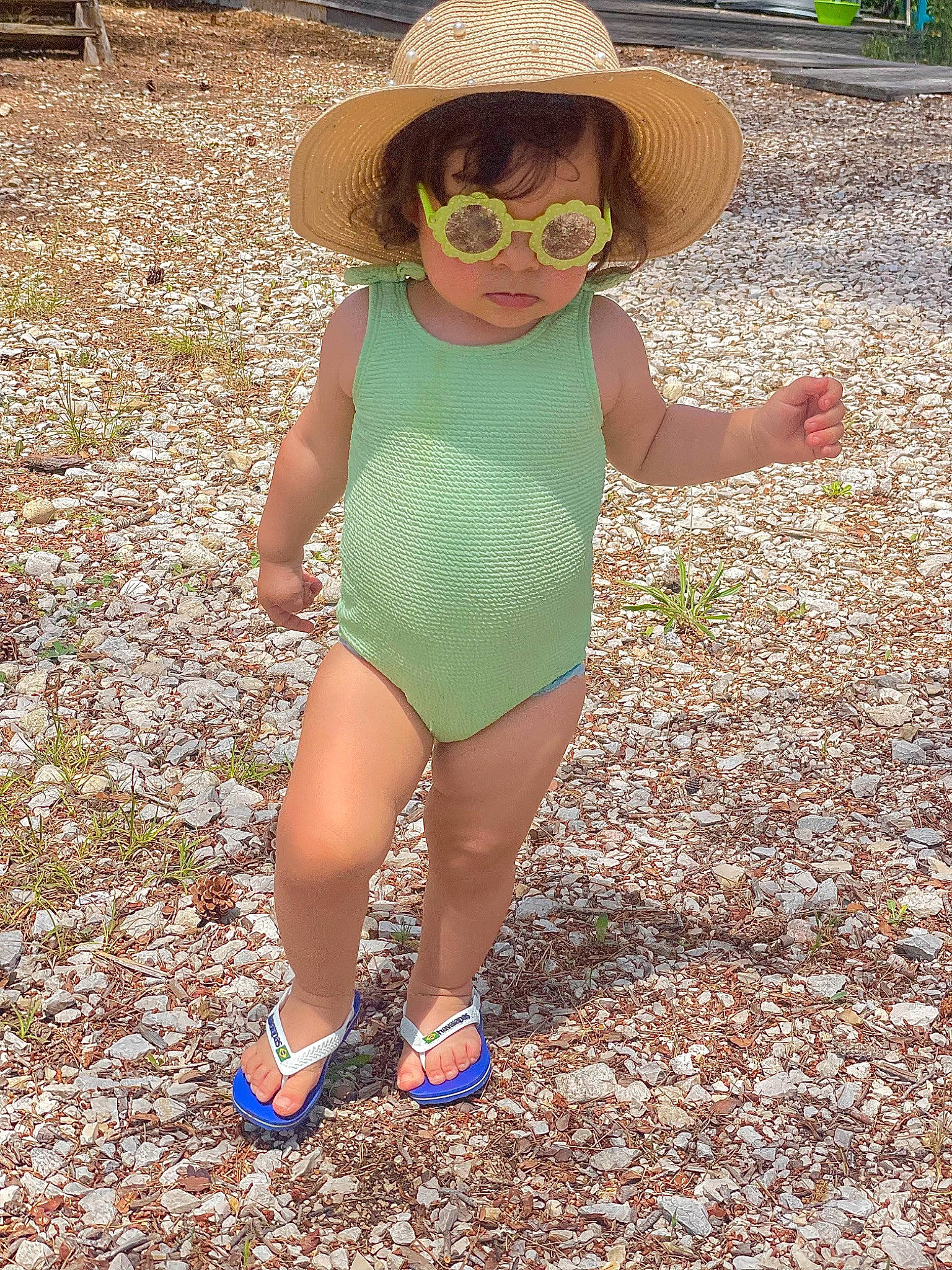 Naelle a rejoint le concours — aidez-le/la à gagner de superbes lots ! dress, eyewear, fun, glasses, grass, happy, hat, headgear, leg, leisure, people_in_nature, person, sleeve, summer, sun_hat, sunglasses, t_shirt, thigh, trunk, vision_care