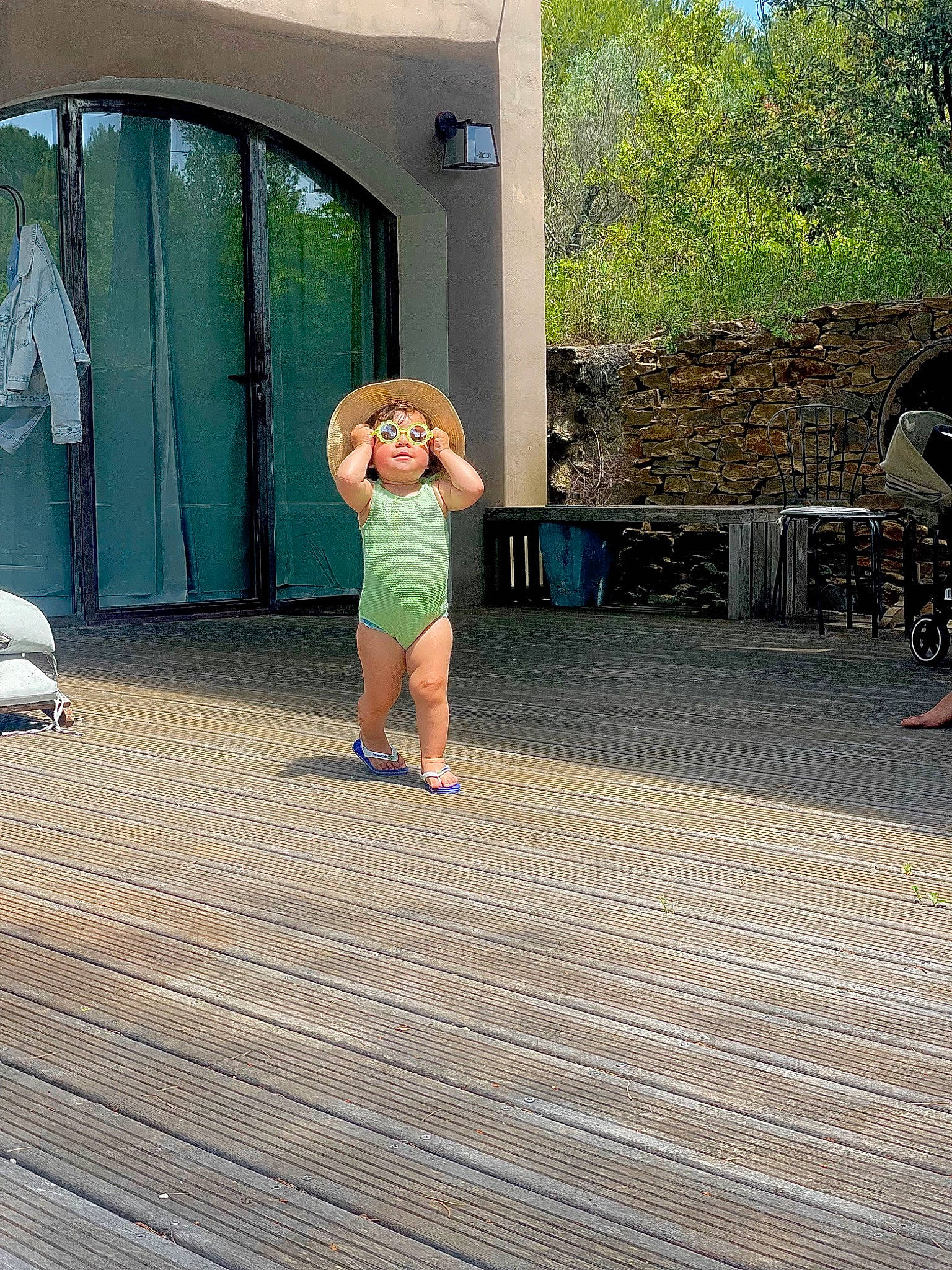 Naelle a rejoint le concours — aidez-le/la à gagner de superbes lots ! city, cobblestone, flooring, fun, house, human_leg, leisure, pedestrian, person, recreation, road, road_surface, shorts, sidewalk, sitting, street, t_shirt, tourism, travel, tree