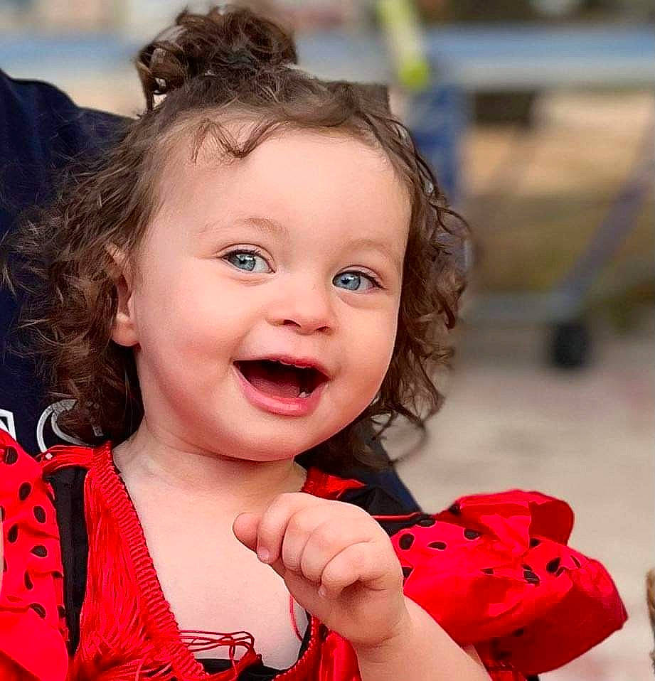 Mya participe au concours pour gagner de l'argent avec cette photo : blond, cheek, child, event, face, fashion_accessory, flash_photography, fun, gesture, hairstyle, happy, laugh, leisure, lip, people_in_nature, person, portrait_photography, skin, smile, toddler