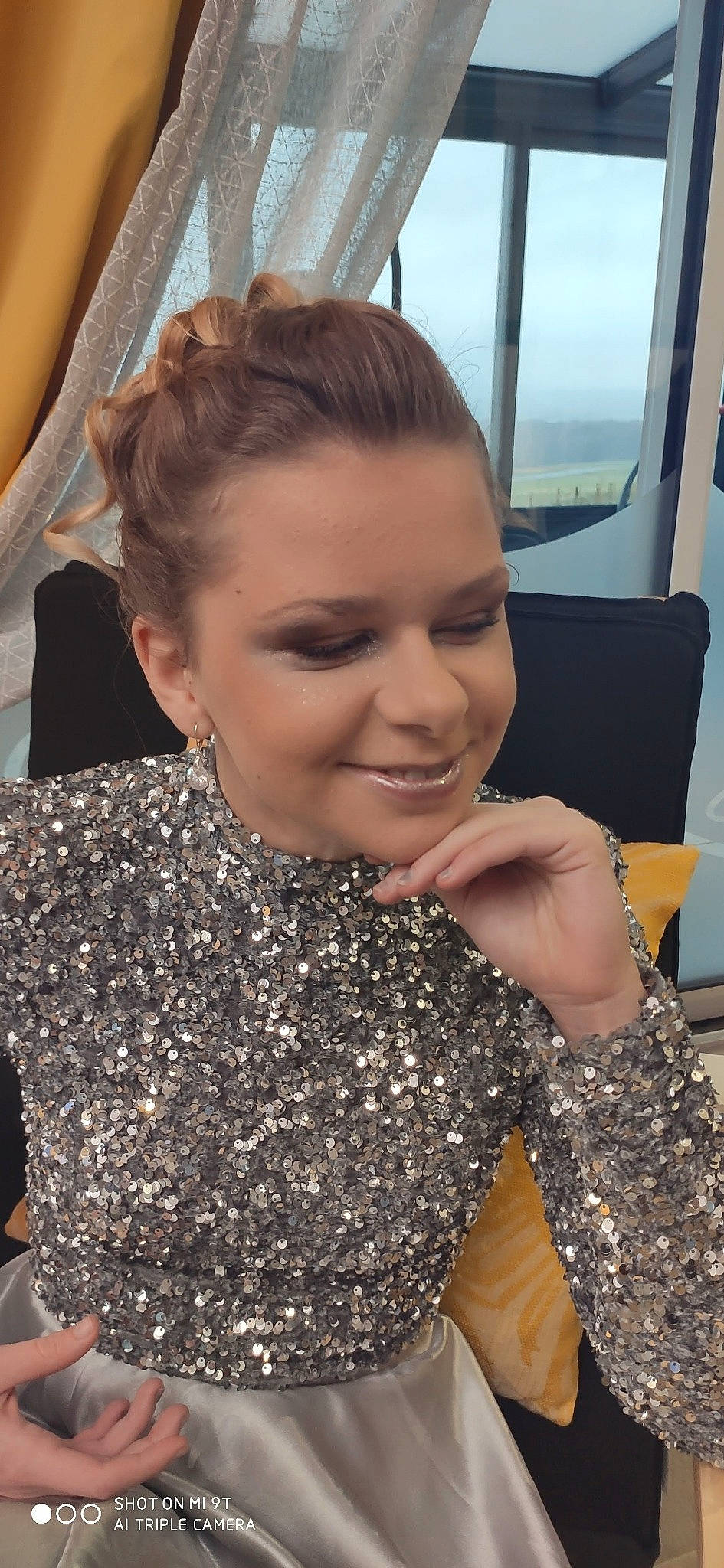 Lola a rejoint le concours — aidez-le/la à gagner de superbes lots ! black_hair, blond, brown_hair, ear, eyebrow, face, fashion_accessory, hair, hairstyle, joy, lip, long_hair, neck, nose, person, selfie, smile