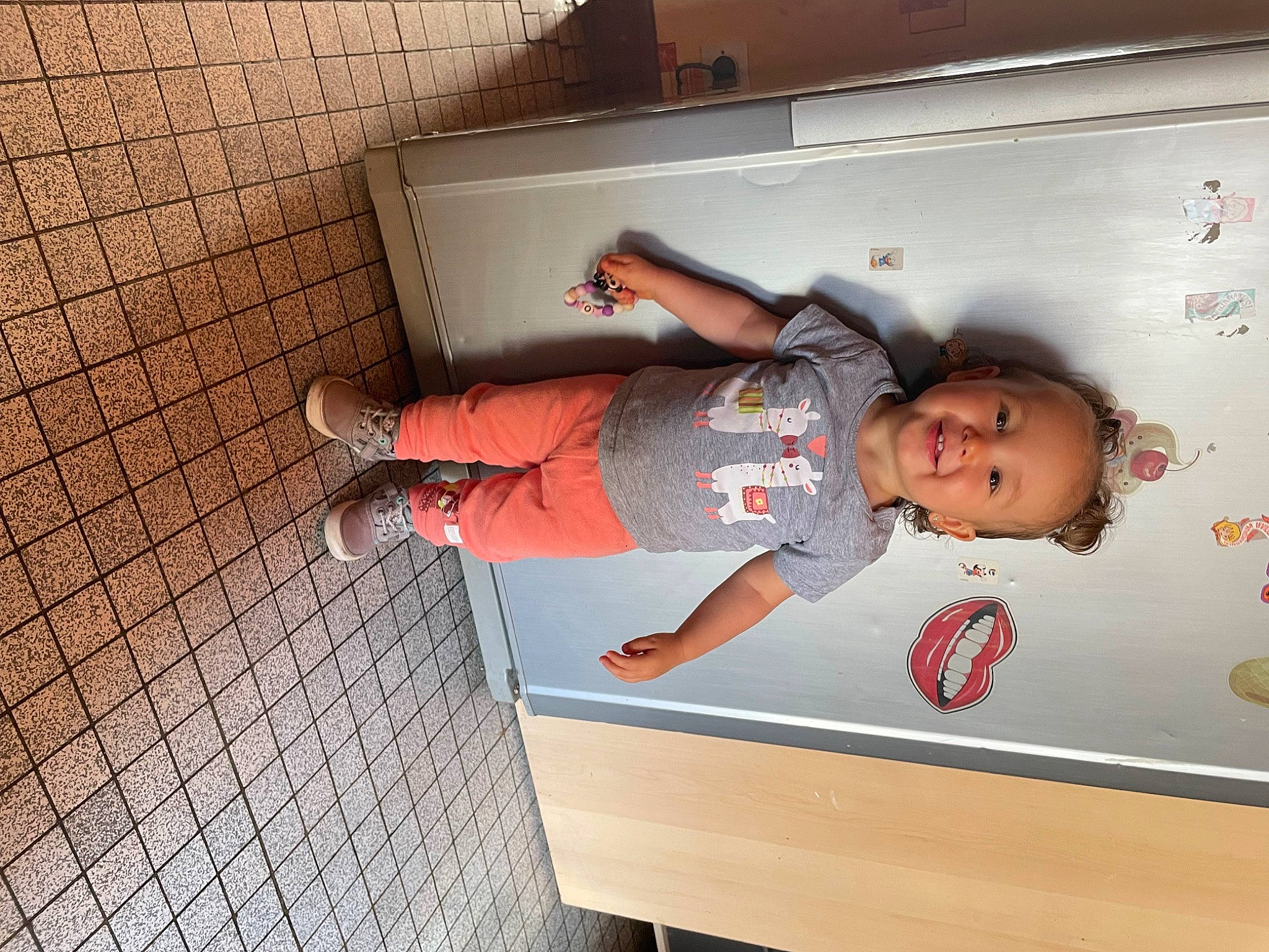 Olivia participe au concours pour gagner de l'argent avec cette photo : automotive_design, automotive_exterior, child, elbow, flooring, fun, gas, human_leg, joy, person, play, room, smile, t_shirt, toddler, transport, vehicle_door, walking_shoe, wood