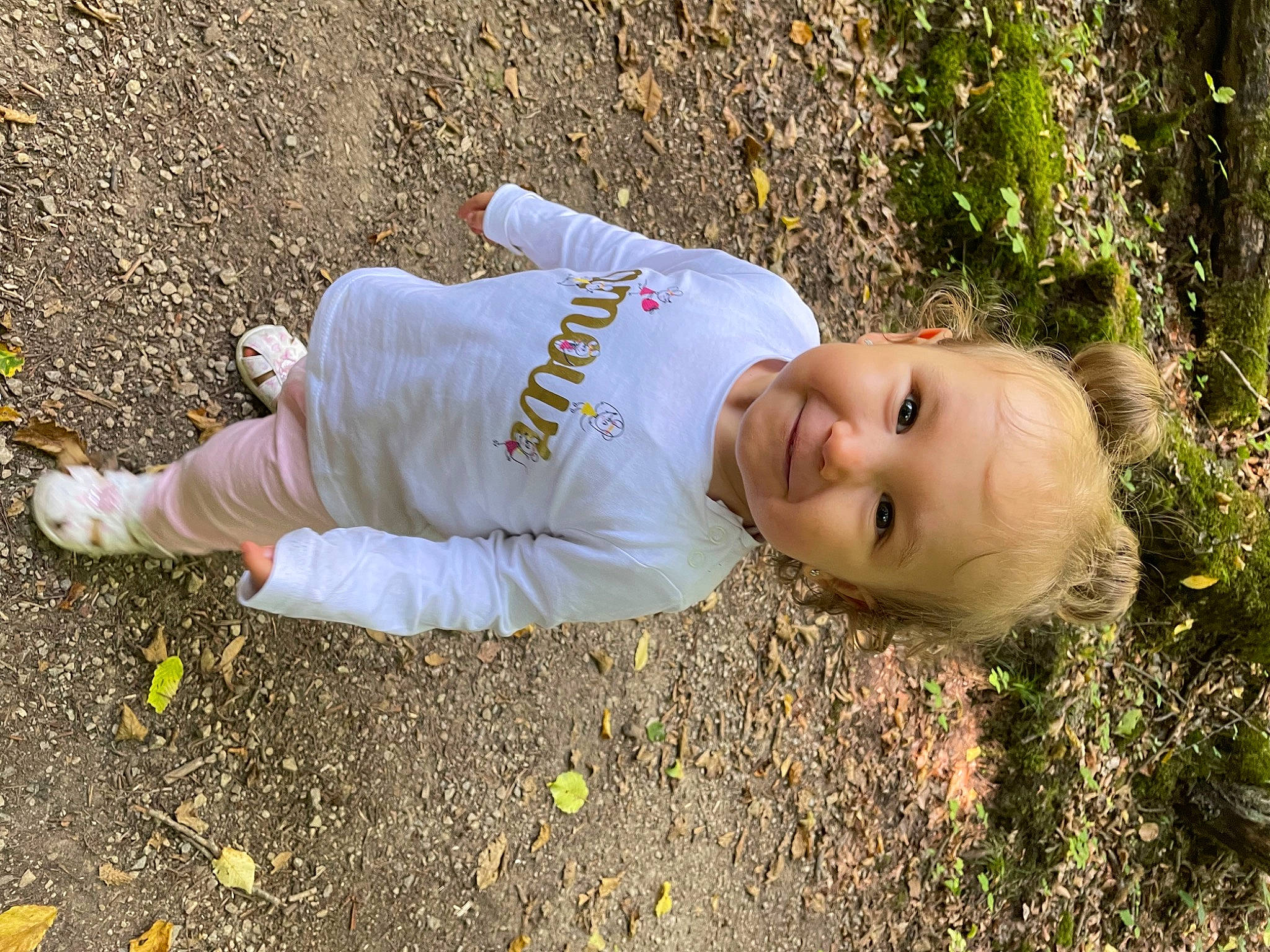 Olivia a rejoint le concours — aidez-le/la à gagner de superbes lots ! asphalt, autumn, baby_toddler_clothing, child, fun, grass, grassland, happy, joy, landscape, leisure, people_in_nature, person, plant, portrait_photography, road_surface, sand, smile, soil, toddler