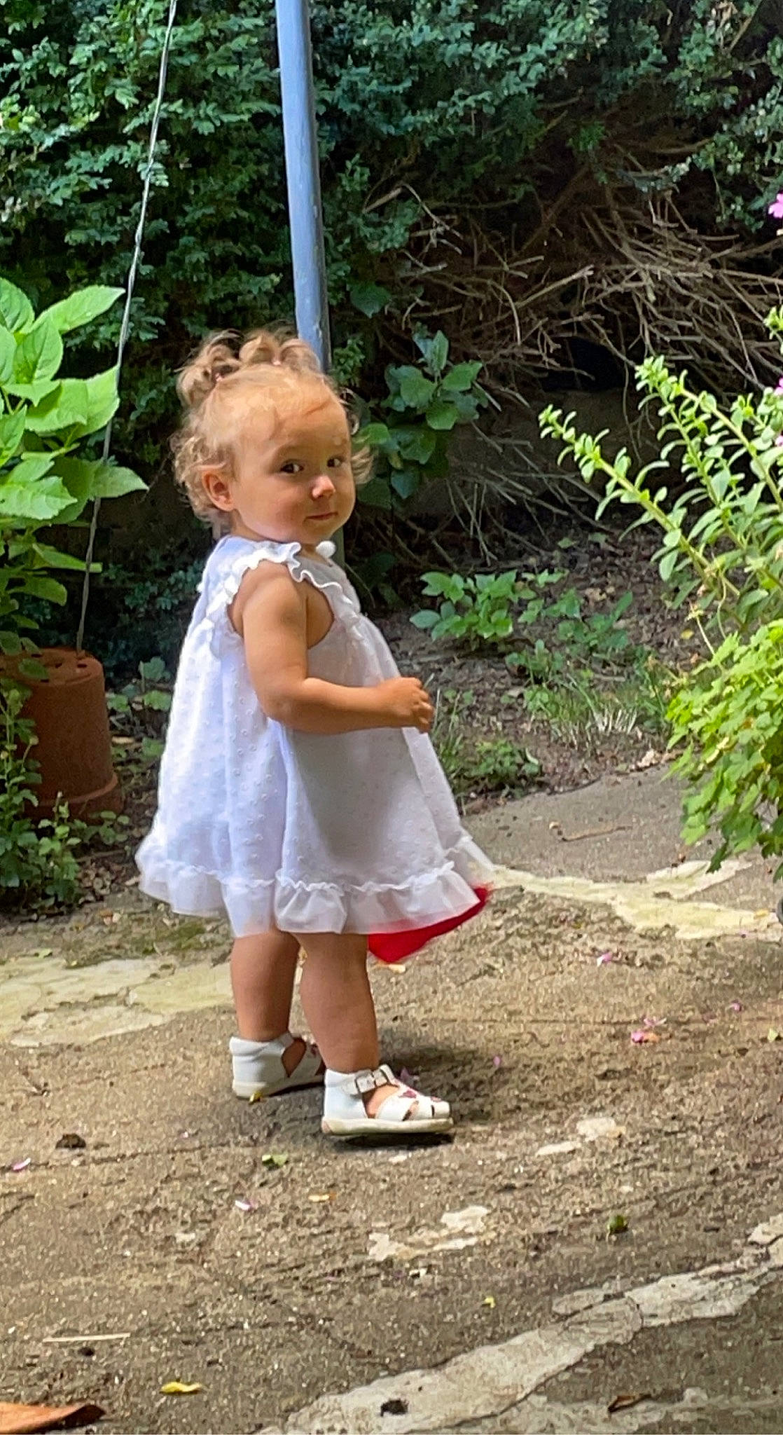 Olivia a rejoint le concours — aidez-le/la à gagner de superbes lots ! baby_toddler_clothing, bridal_party_dress, child, day_dress, fawn, flowerpot, footwear, formal_wear, fun, garden, grass, hairstyle, happy, leisure, people_in_nature, person, plant, sandal, sitting, sneakers