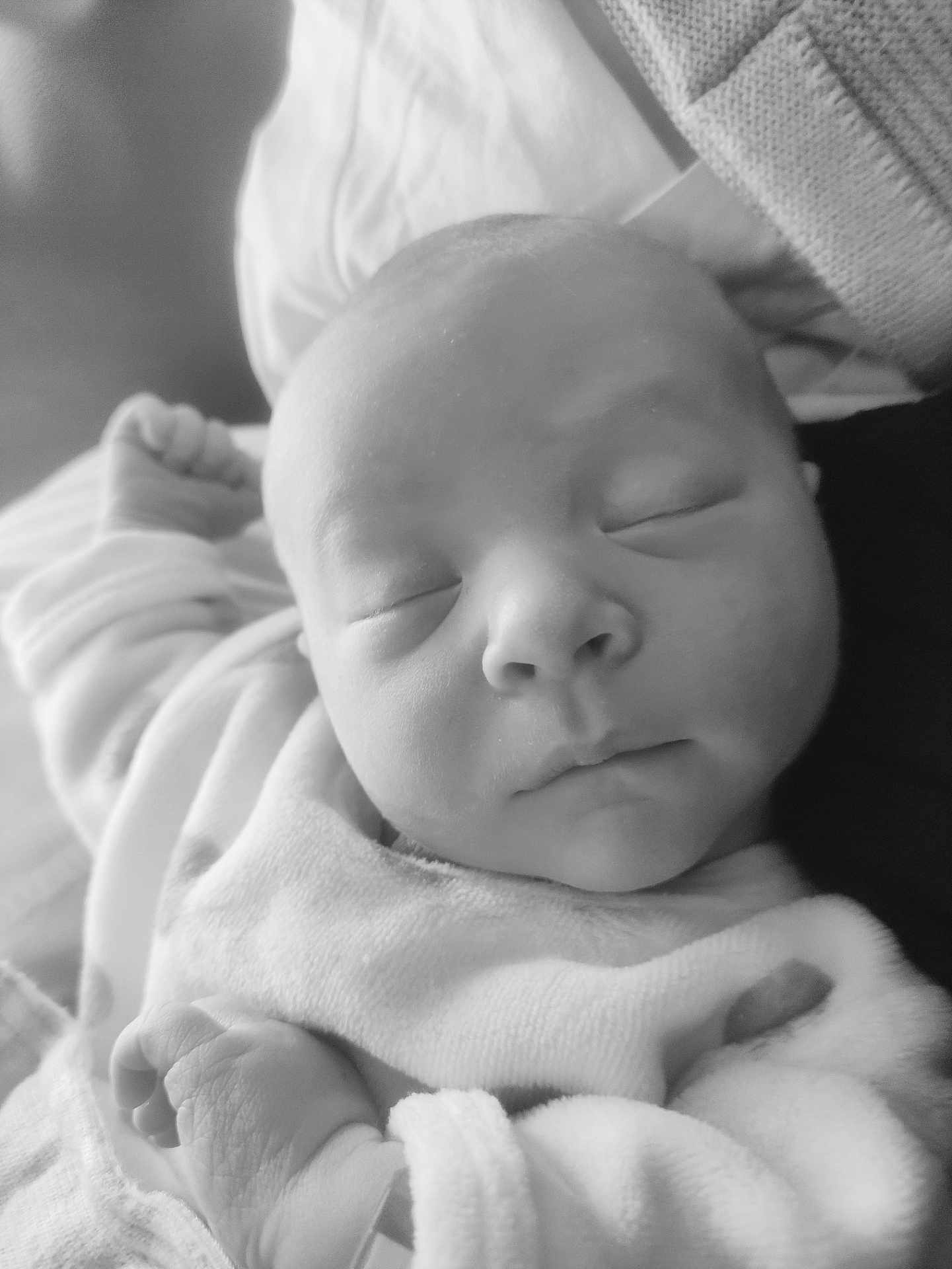 Taho participe au concours pour gagner de l'argent avec cette photo : newborn, baby, sleeping, blanket, infant, closeup, monochrome, soft, peaceful, portrait, cute, child, face, hand, resting, indoors, cozy, toddler, newborn_clothing, serene