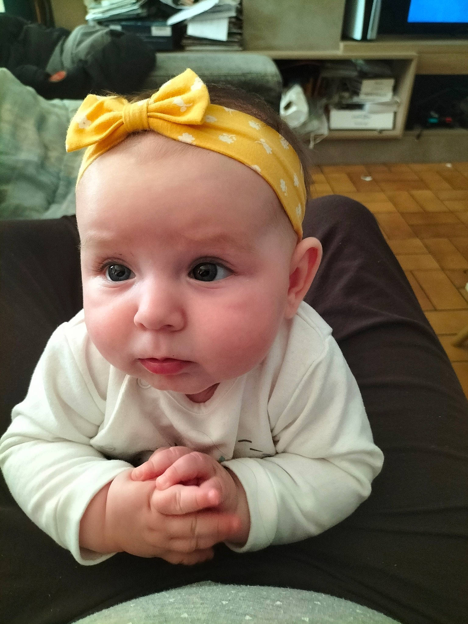 Thais a rejoint le concours — aidez-le/la à gagner de superbes lots ! baby, baby_toddler_clothing, cap, cheek, chin, costume_hat, ear, eye, eyelash, facial_expression, finger, head, helmet, iris, lip, mouth, nose, person, sitting, skin