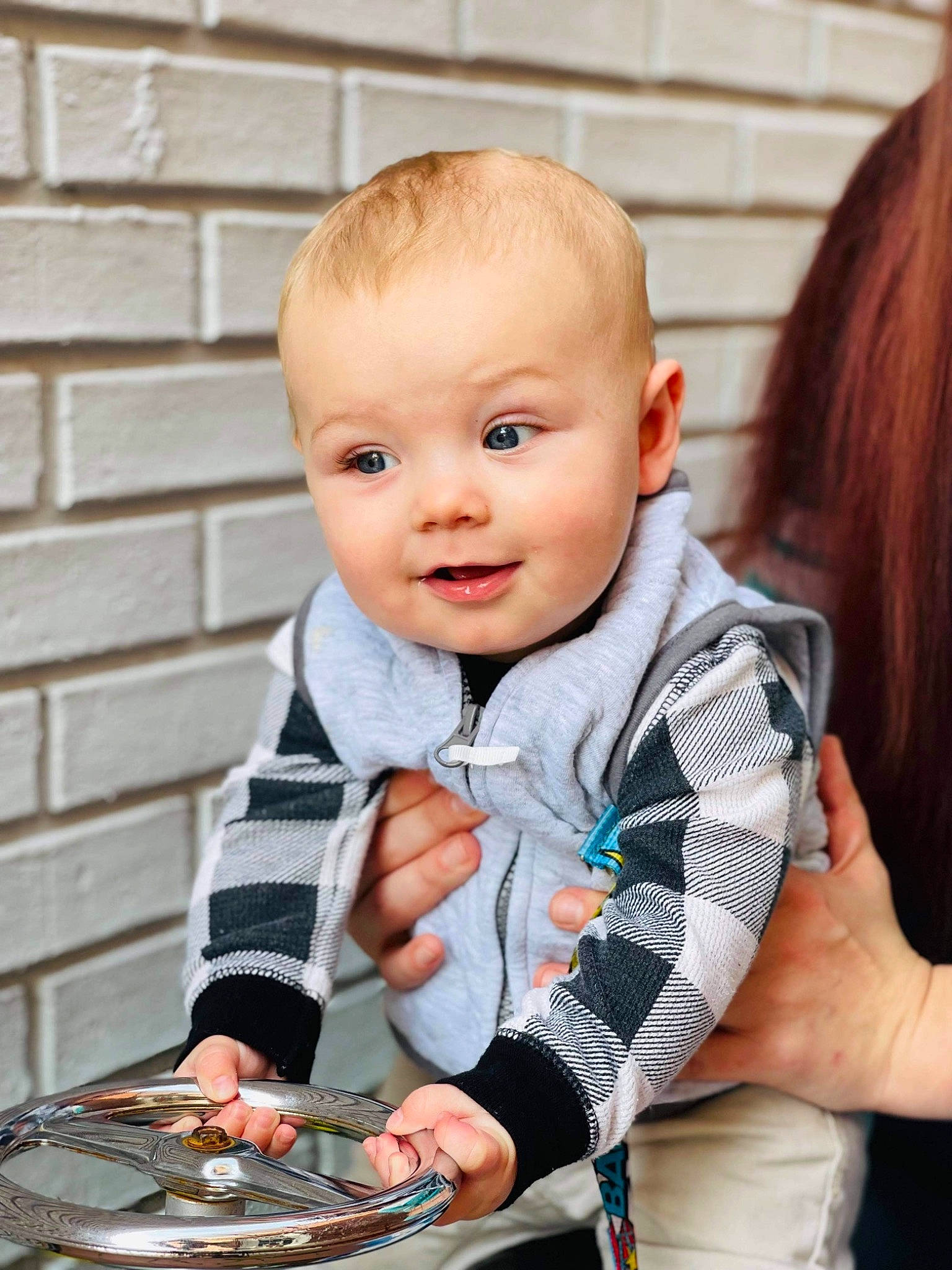 Daniel is registered to the contest to win money with this photo: baby, baby_toddler_clothing, blond, cheek, child, dress, hand, happy, jewellery, outerwear, pattern, person, photograph, plaid, product, skin, sleeve, smile, t_shirt, tartan