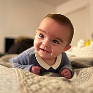Pablo participe au concours pour gagner de l'argent avec cette photo : baby, blanket, child, clothing, cozy, cute, expression, eyes, face, happy, head, indoor, infant, person, portrait, skin, smile, soft_focus, toddler, warm_lighting