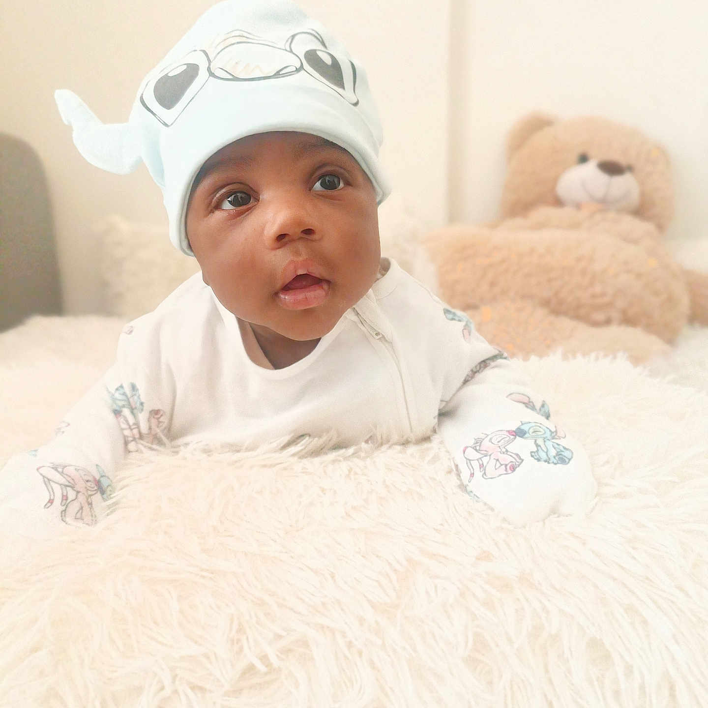 Sywan participe au concours pour gagner de l'argent avec cette photo : baby, baseballcap, bed, bonnet, cap, clothing, couch, cushion, face, furniture, hat, head, homedecor, indoors, newborn, person, photography, portrait, teddybear, toy