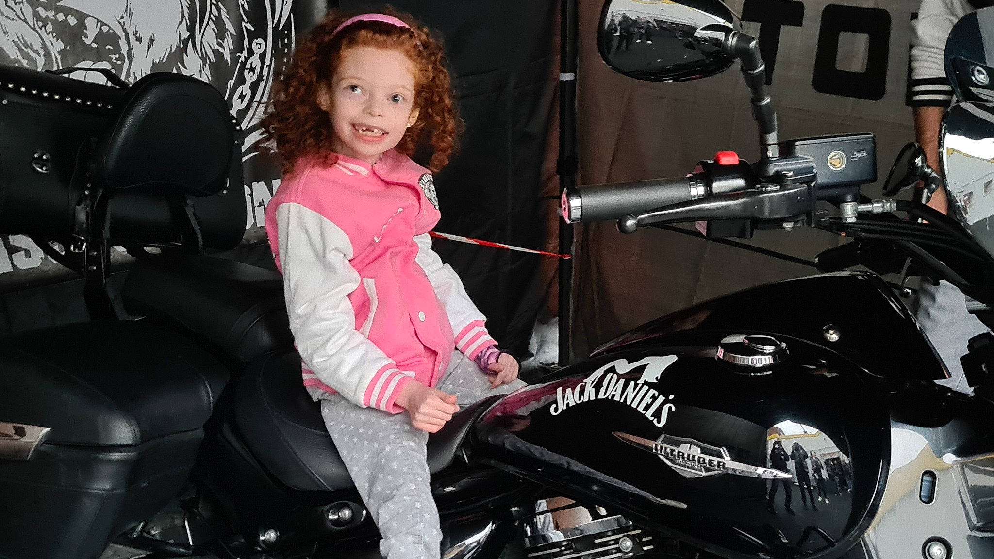 Lana participe au concours pour gagner de l'argent avec cette photo : auto_part, automotive_design, automotive_exterior, automotive_lighting, automotive_tire, automotive_wheel_system, fender, flash_photography, headlamp, human_leg, joy, luxury_vehicle, mode_of_transport, motor_vehicle, motorcycle_accessories, person, rim, smile, toddler, vehicle