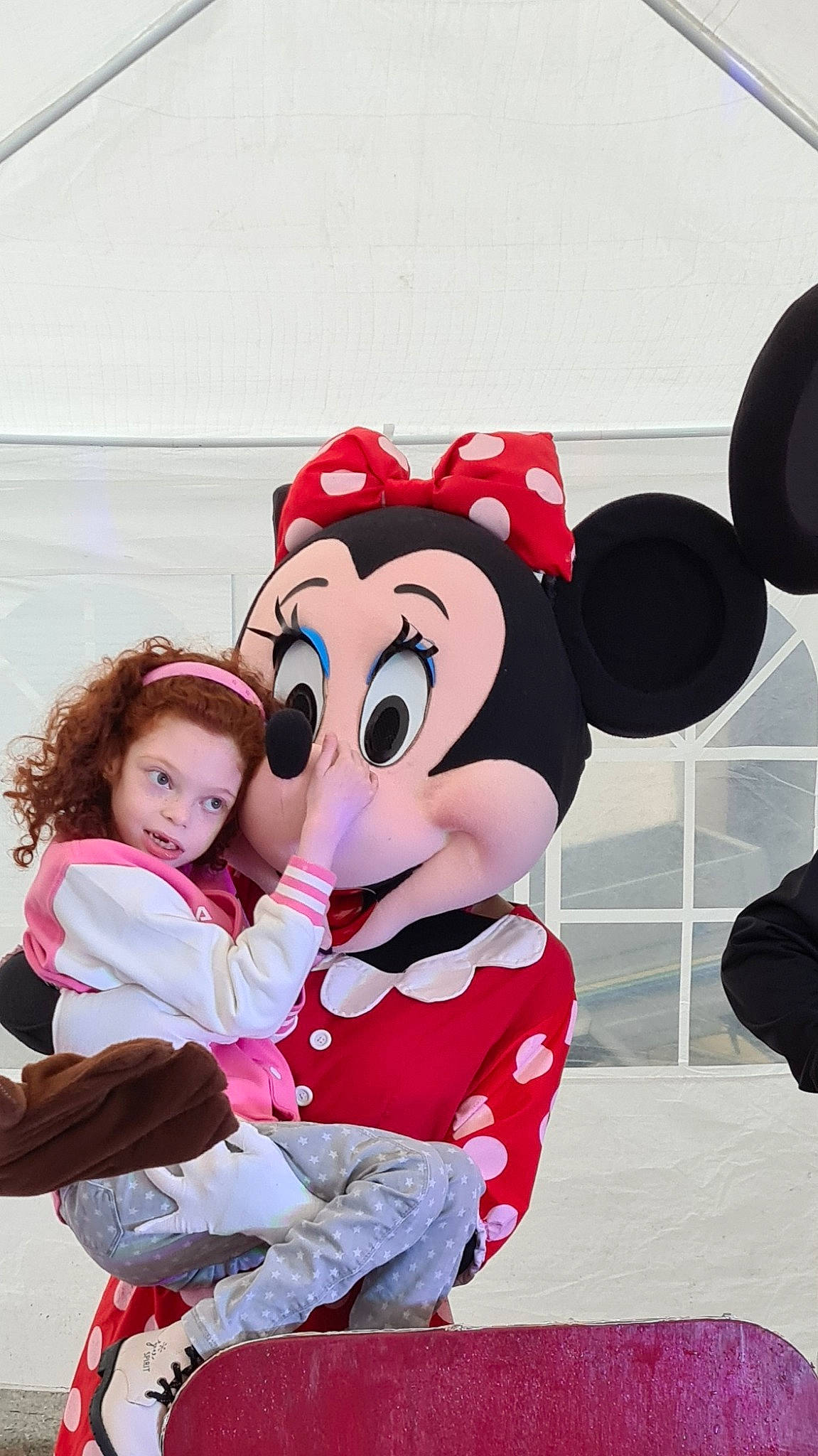 Lana participe au concours pour gagner de l'argent avec cette photo : animated_cartoon, animation, child, event, fun, gesture, happy, holiday, leisure, mascot, person, pink, playing_with_kids, recreation, red, smile, toddler, walt_disney_world