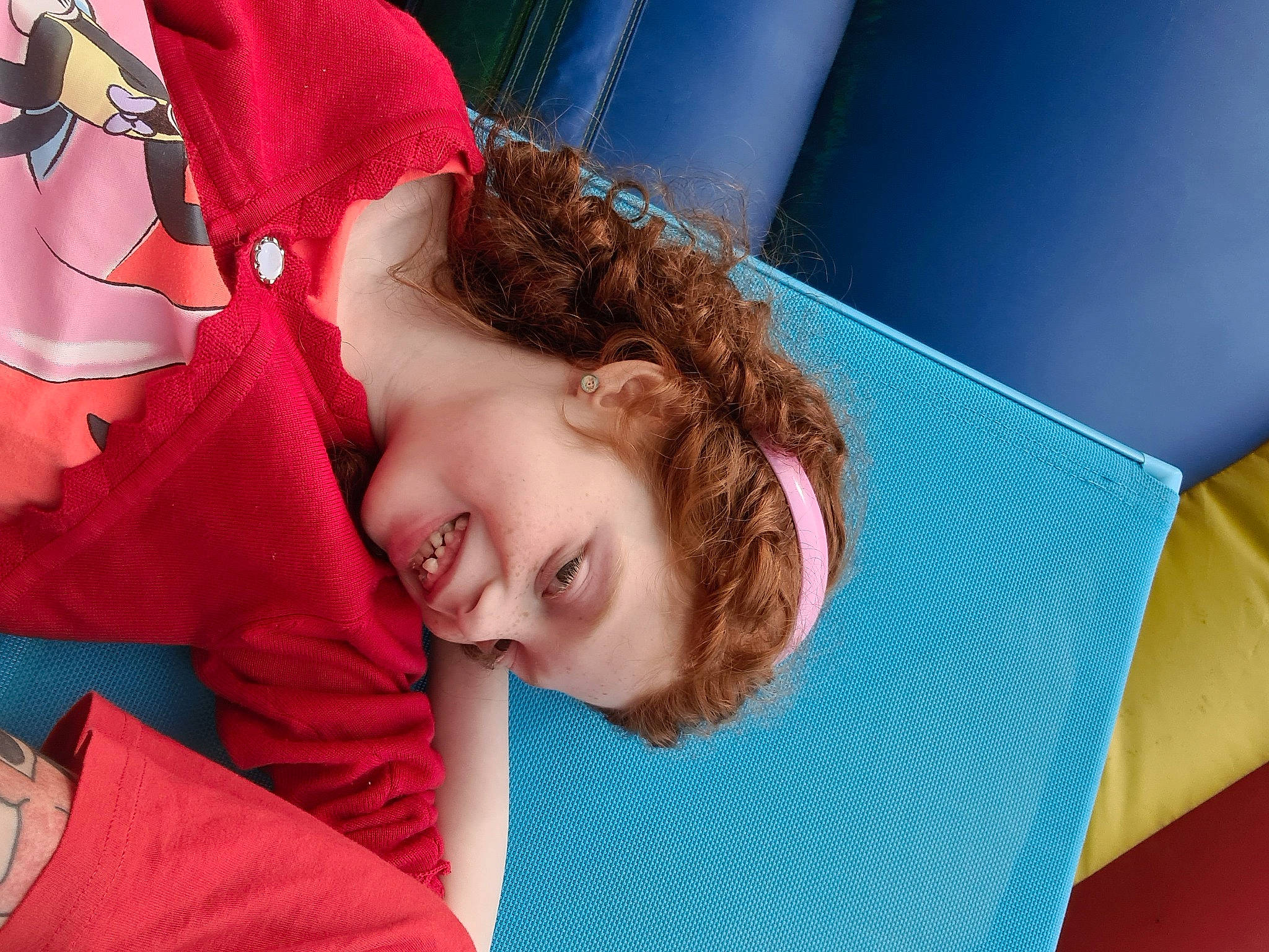 Lana a rejoint le concours — aidez-le/la à gagner de superbes lots ! carmine, child, comfort, electric_blue, event, fun, happy, holiday, human_body, joy, laugh, leisure, lip, mouth, person, portrait_photography, recreation, room, sitting, skin