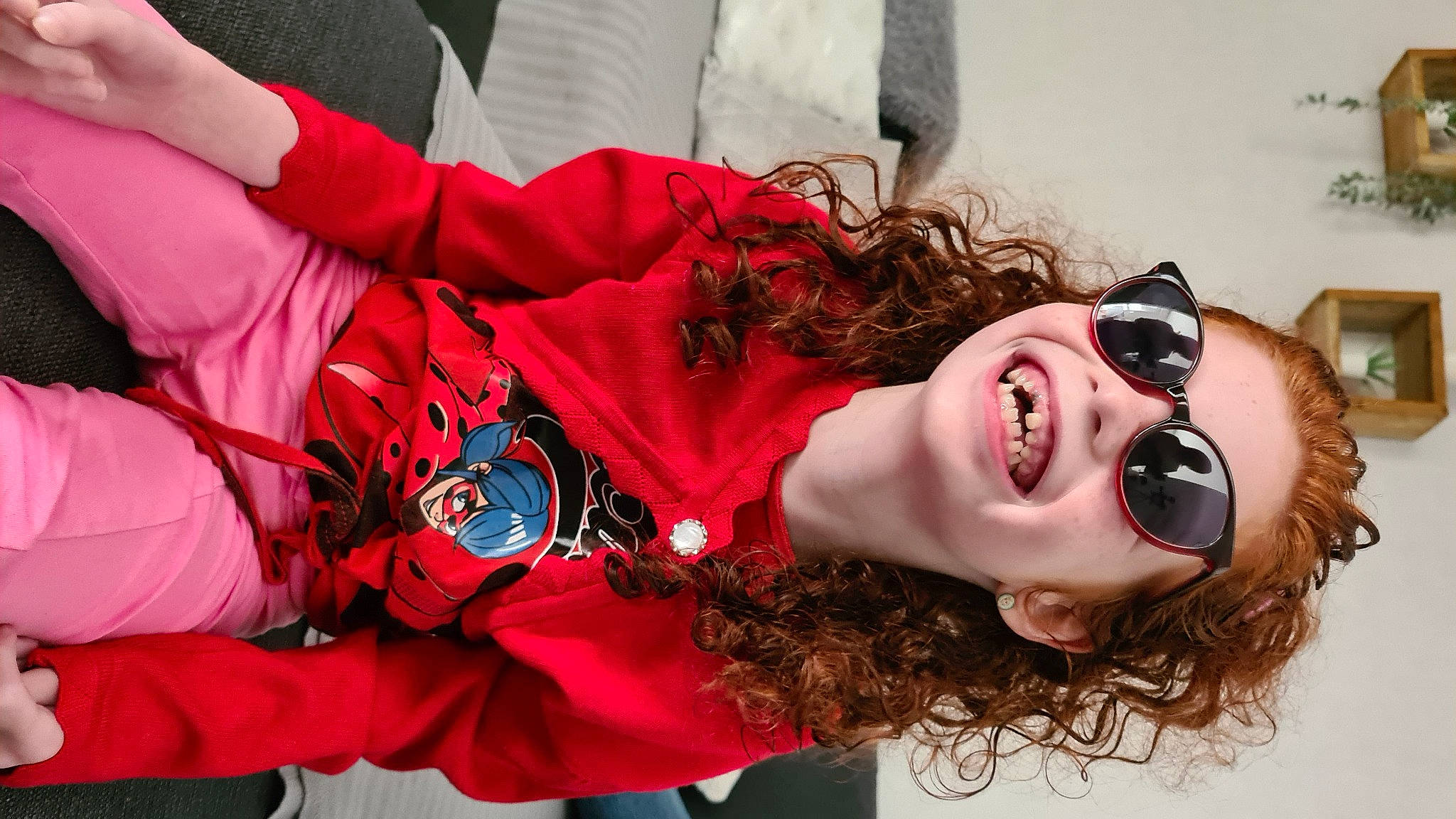 Lana participe au concours pour gagner de l'argent avec cette photo : black_hair, brown_hair, carmine, event, eyelash, eyewear, fashion_accessory, fashion_design, fun, happy, jewellery, joy, lip, lipstick, magenta, mouth, person, pink, red_hair, smile