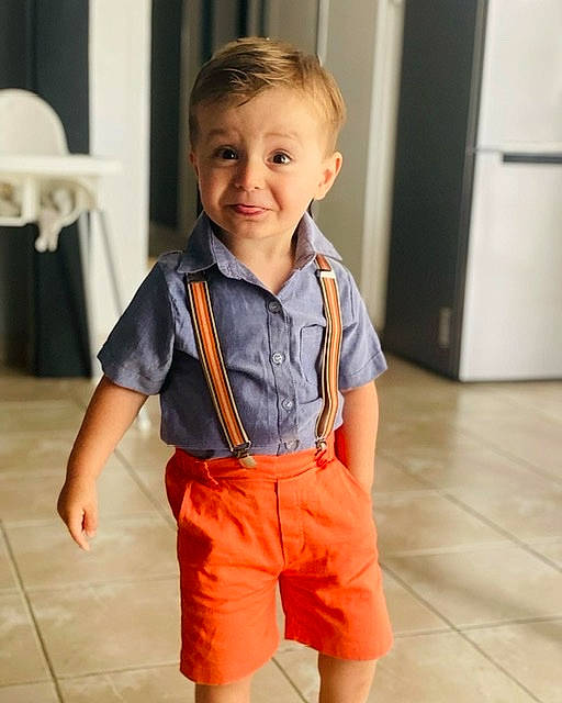 Léo participe au concours pour gagner de l'argent avec cette photo : baby, baby_toddler_clothing, cheek, child, clothing, electric_blue, flooring, hair, happy, joint, joy, nose, outerwear, person, shorts, shoulder, skin, sleeve, smile, t_shirt