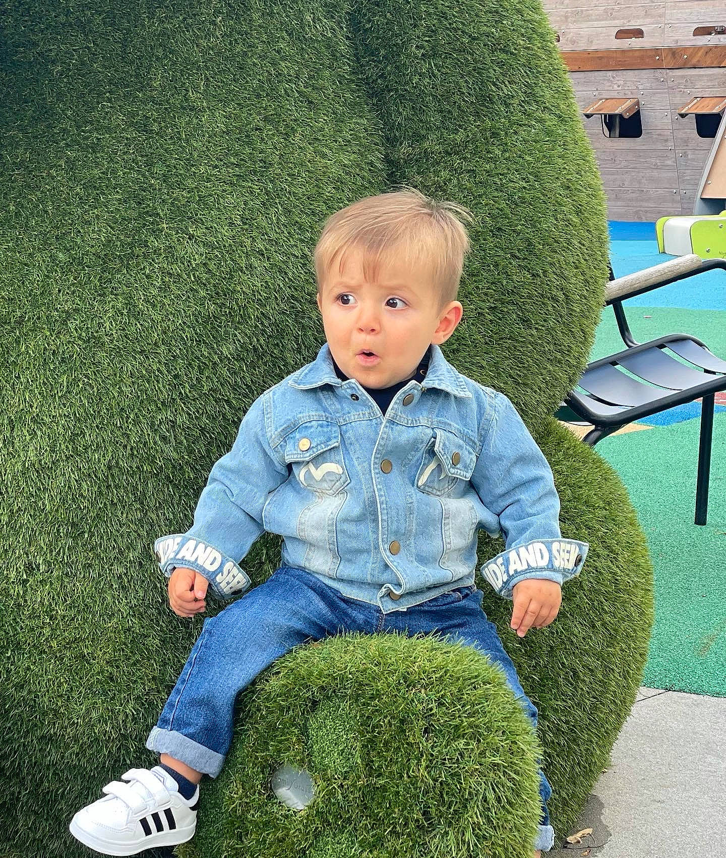 Léo a rejoint le concours — aidez-le/la à gagner de superbes lots ! baby_toddler_clothing, child, denim, electric_blue, flooring, fun, garden, grass, grass_family, green, jeans, lawn, leg, leisure, people_in_nature, person, plant, shoe, sitting, sneakers