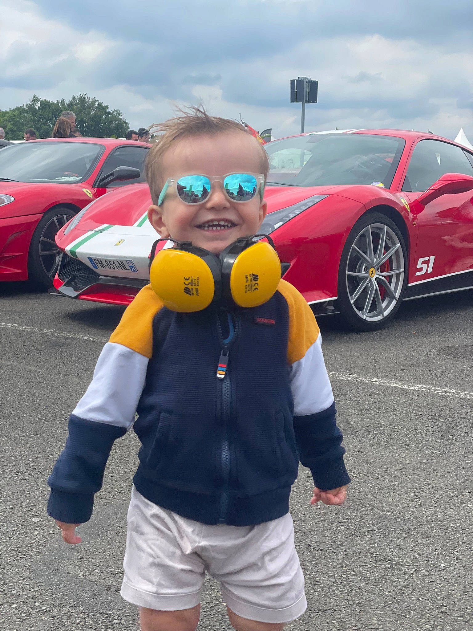 Léo participe au concours pour gagner de l'argent avec cette photo : asphalt, automotive_design, automotive_exterior, automotive_lighting, automotive_tire, car, cloud, glasses, goggles, hood, joy, land_vehicle, mode_of_transport, motor_vehicle, person, plant, sky, smile, sunglasses, tire