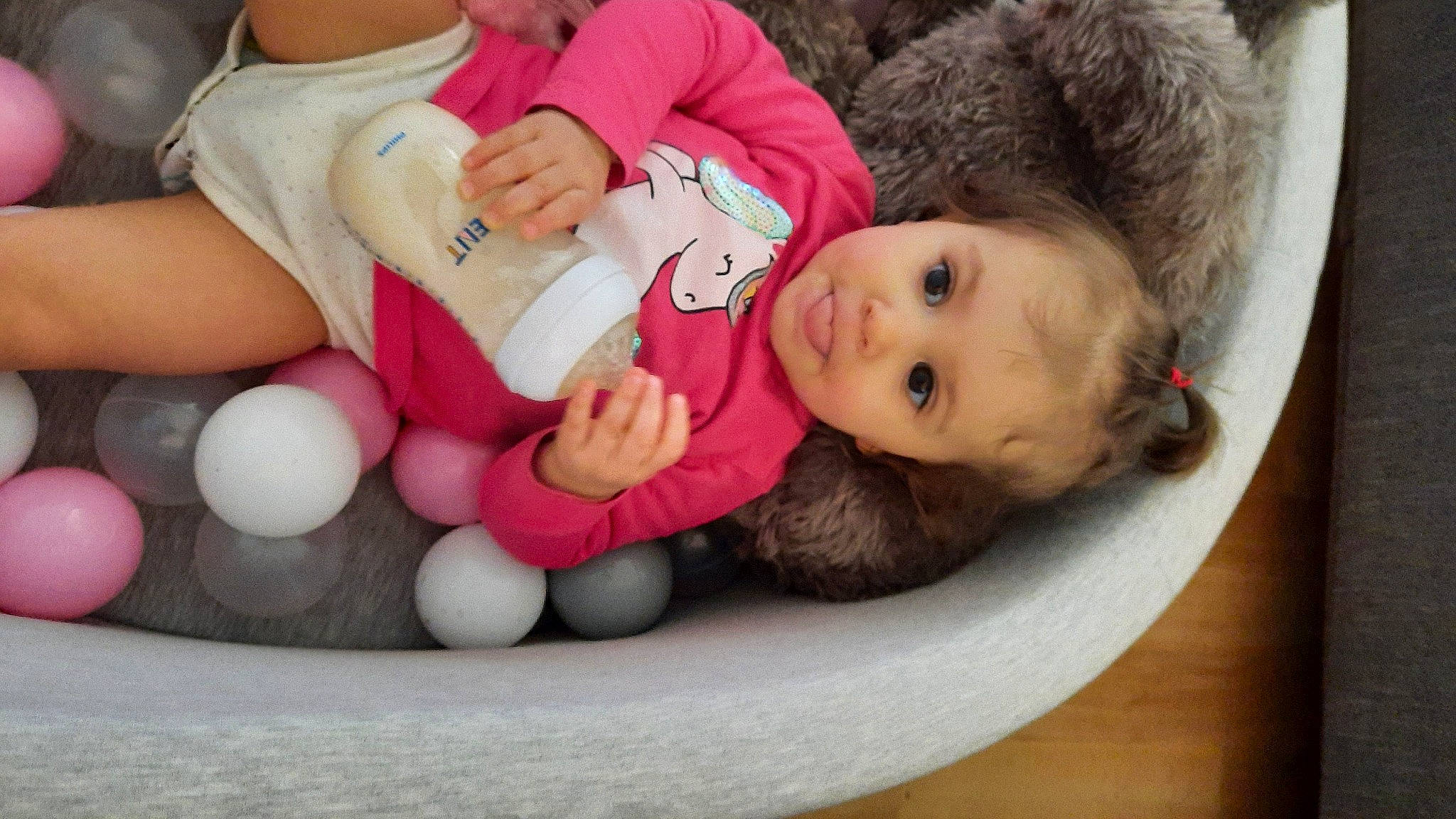 Magdalena a rejoint le concours — aidez-le/la à gagner de superbes lots ! baby, baby_toddler_clothing, barefoot, blond, cheek, child, comfort, event, foot, fun, fur, happy, knee, lap, person, room, sitting, skin, thigh, toddler