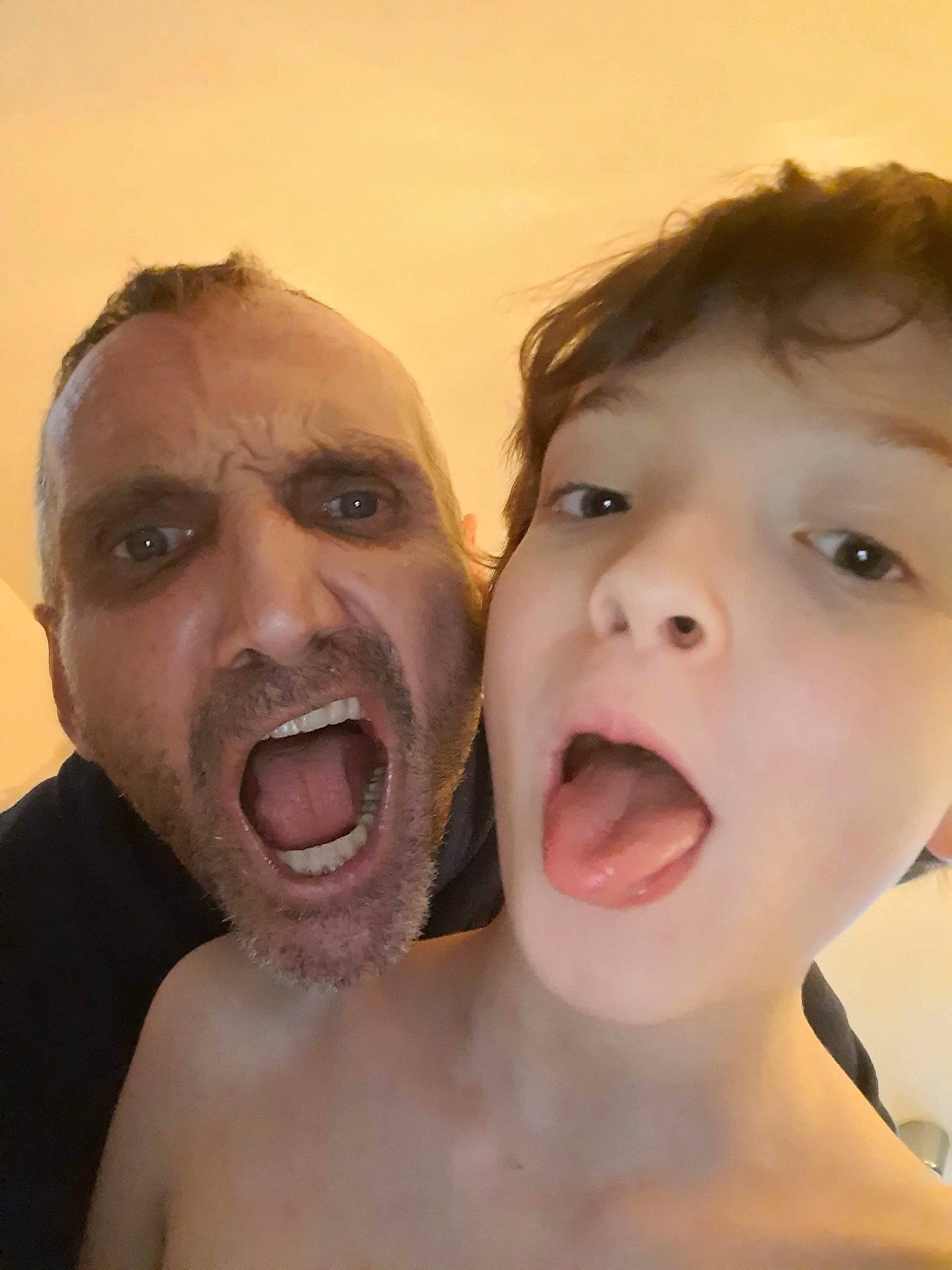 Ethan participe au concours pour gagner de l'argent avec cette photo : anger, barechested, cheek, ear, eyebrow, eyelash, flash_photography, forehead, gesture, happy, hat, human_body, jaw, lip, mouth, neck, nose, person, selfie, shoulder