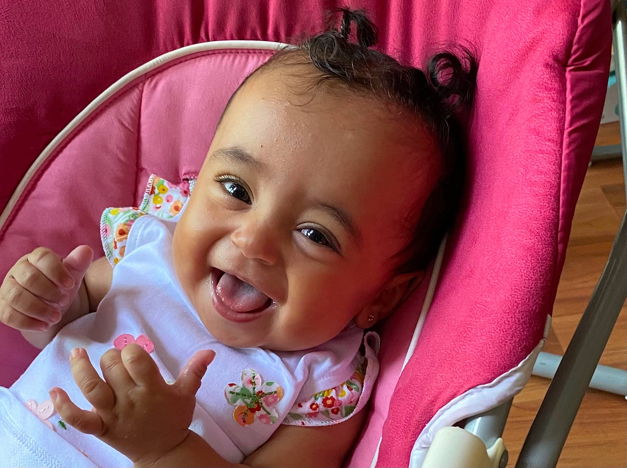 Rym a rejoint le concours — aidez-le/la à gagner de superbes lots ! arm, cheek, chin, ear, eye, eyebrow, facial_expression, forehead, hand, happy, head, iris, joy, lip, mouth, nose, person, pink, product, purple